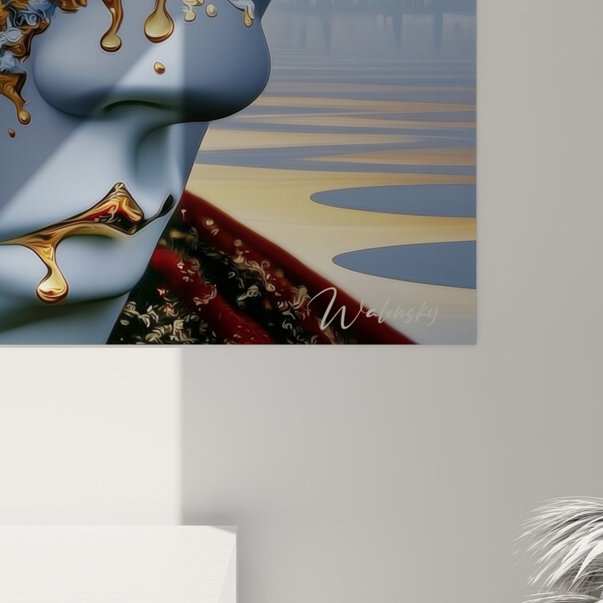 Détail des dorures ciselées et coulures liquides du masque de venise, matière brillante et reliefs fins