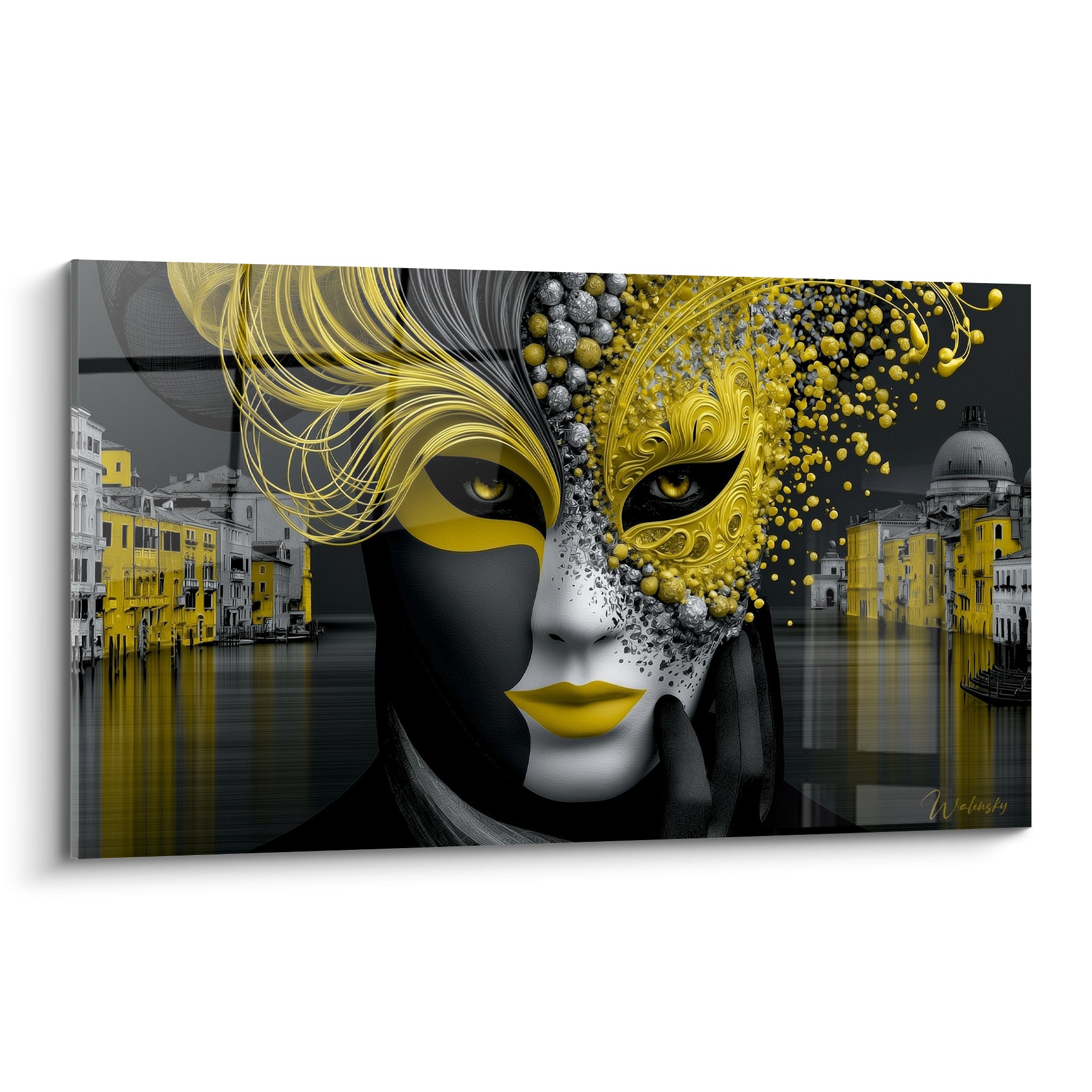 Masque de Venise doré et argenté au regard jaune fauve, visage noir et blanc contrasté
