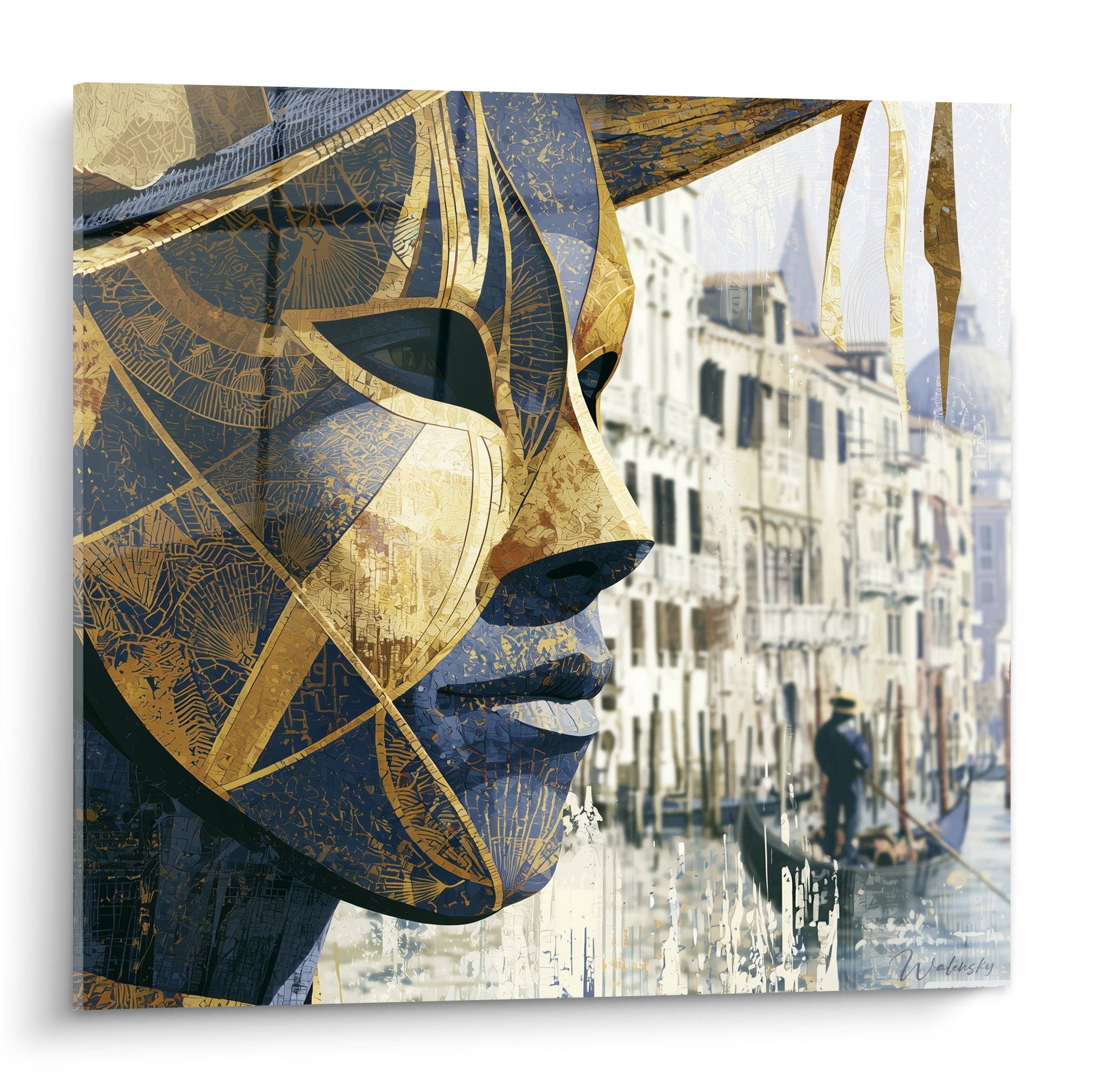Masque de Venise doré et bleu marine orné de motifs géométriques face à un canal
