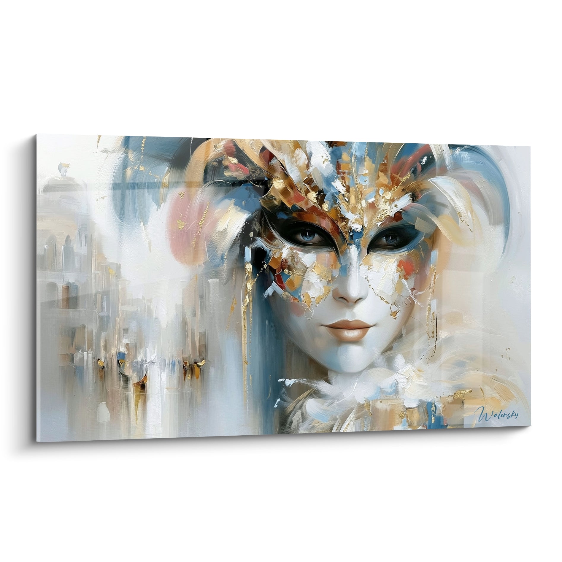 Masque de venise blanc et doré au regard bleu intense sur fond de place brumeuse