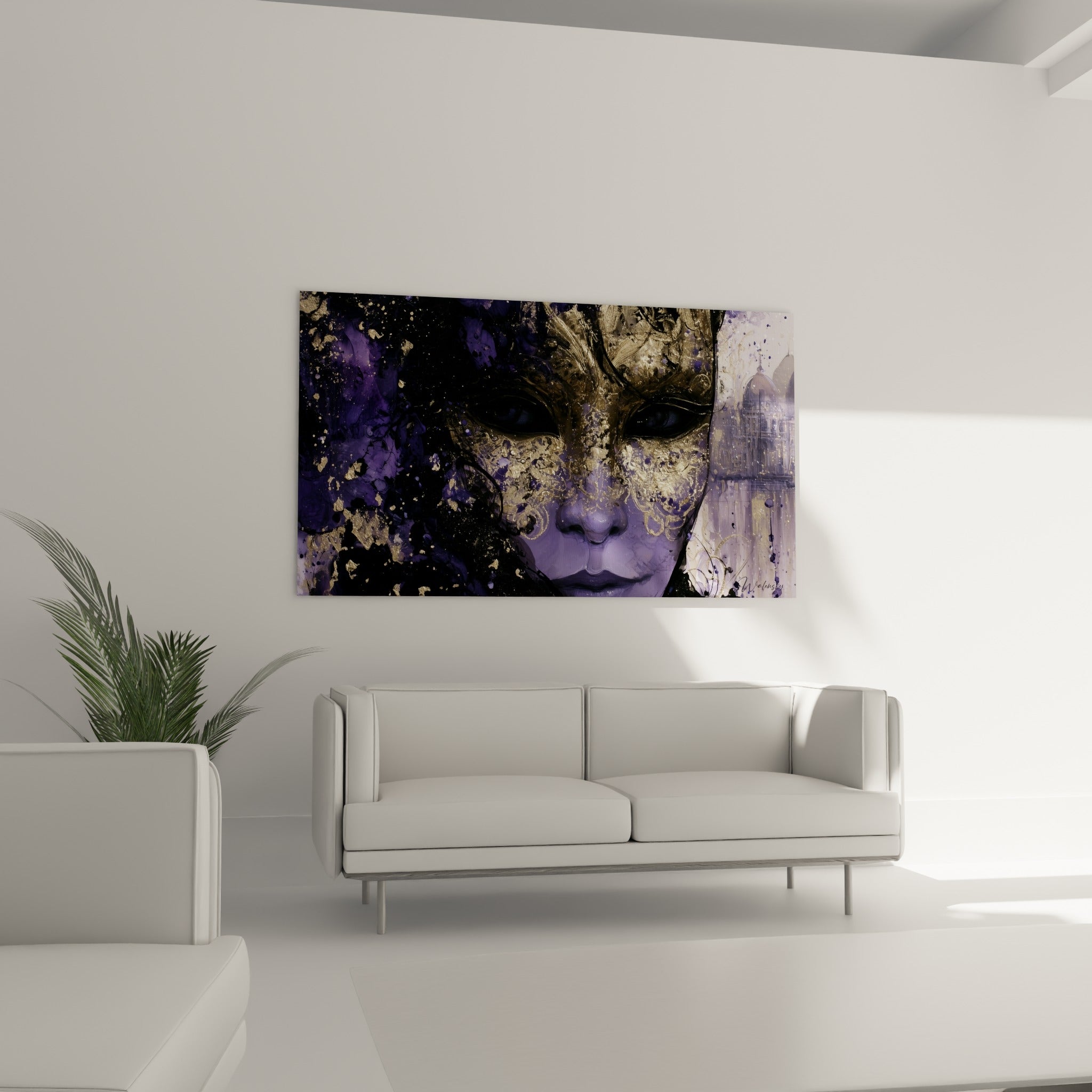 Regard vénitien orné d'or et de violet nuit, au-dessus d'un canapé dans un salon lumineux