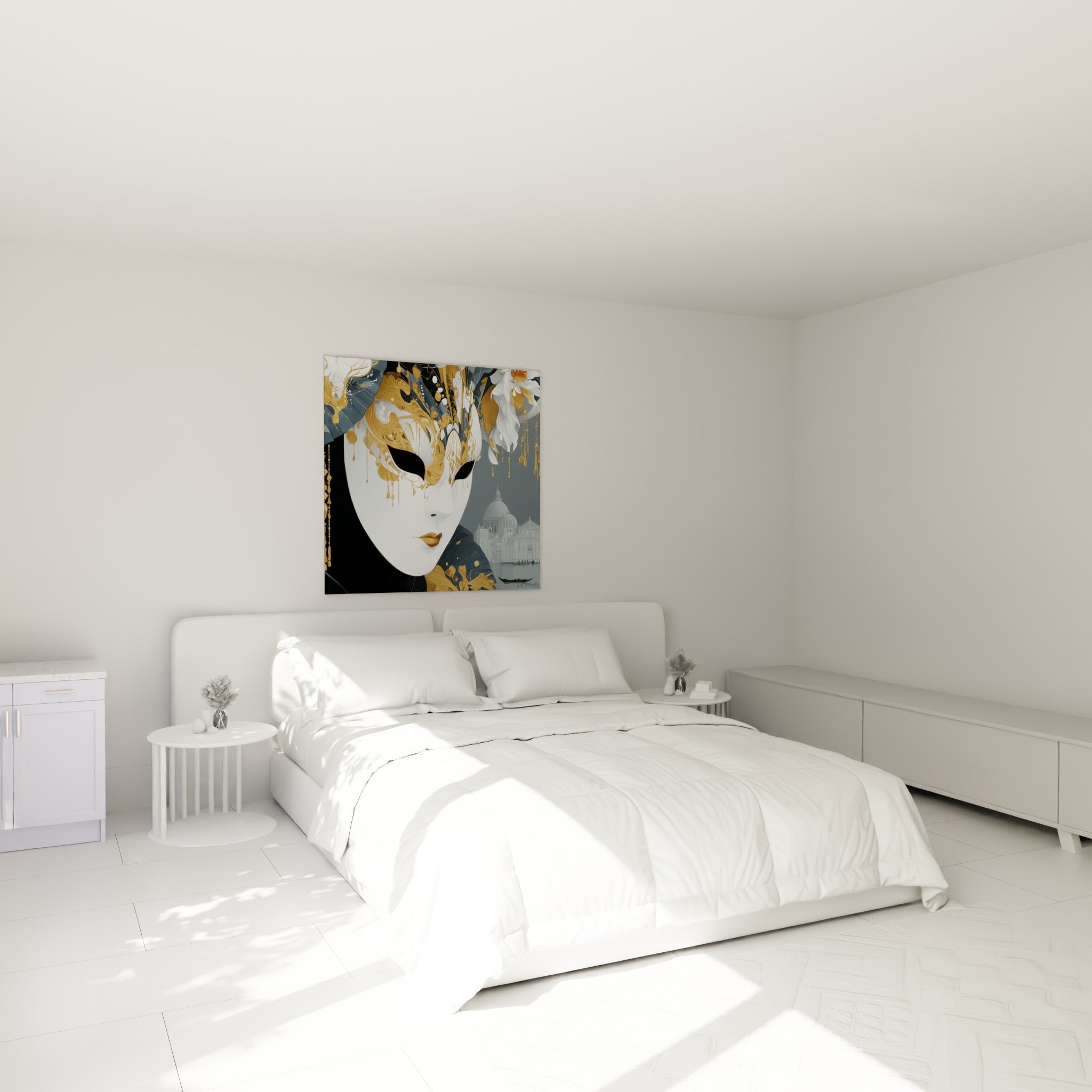 Masque de Venise blanc et doré, coiffe florale, accroché au-dessus d'un lit dans une chambre claire