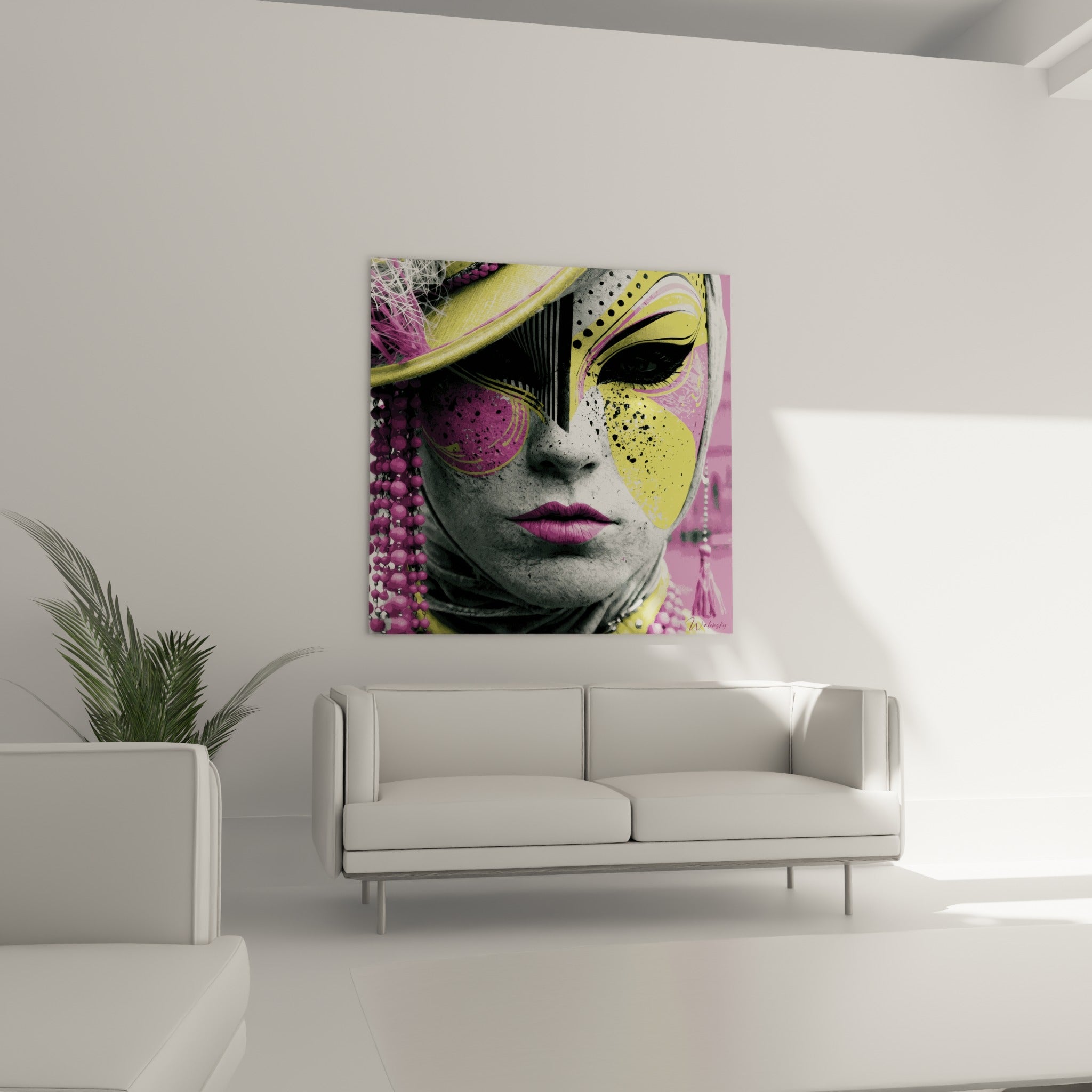 Visage vénitien orné de jaune vif et magenta profond au-dessus d'un canapé dans un salon lumineux