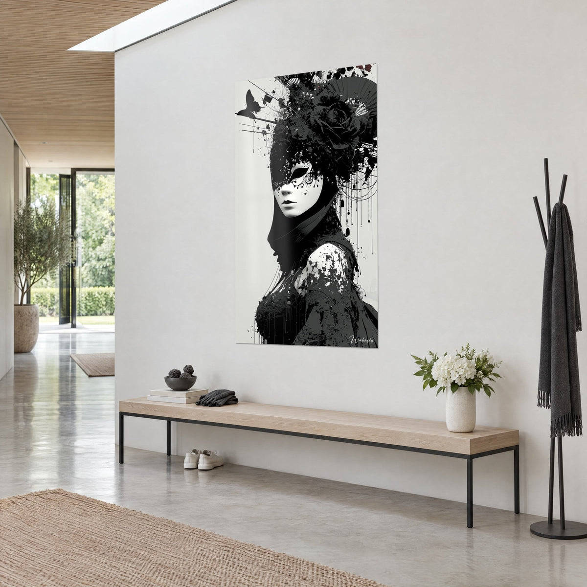 Tableau portrait de femme masquée en encre noire, visage d'ivoire et éventail, vu de trois-quarts sur mur blanc