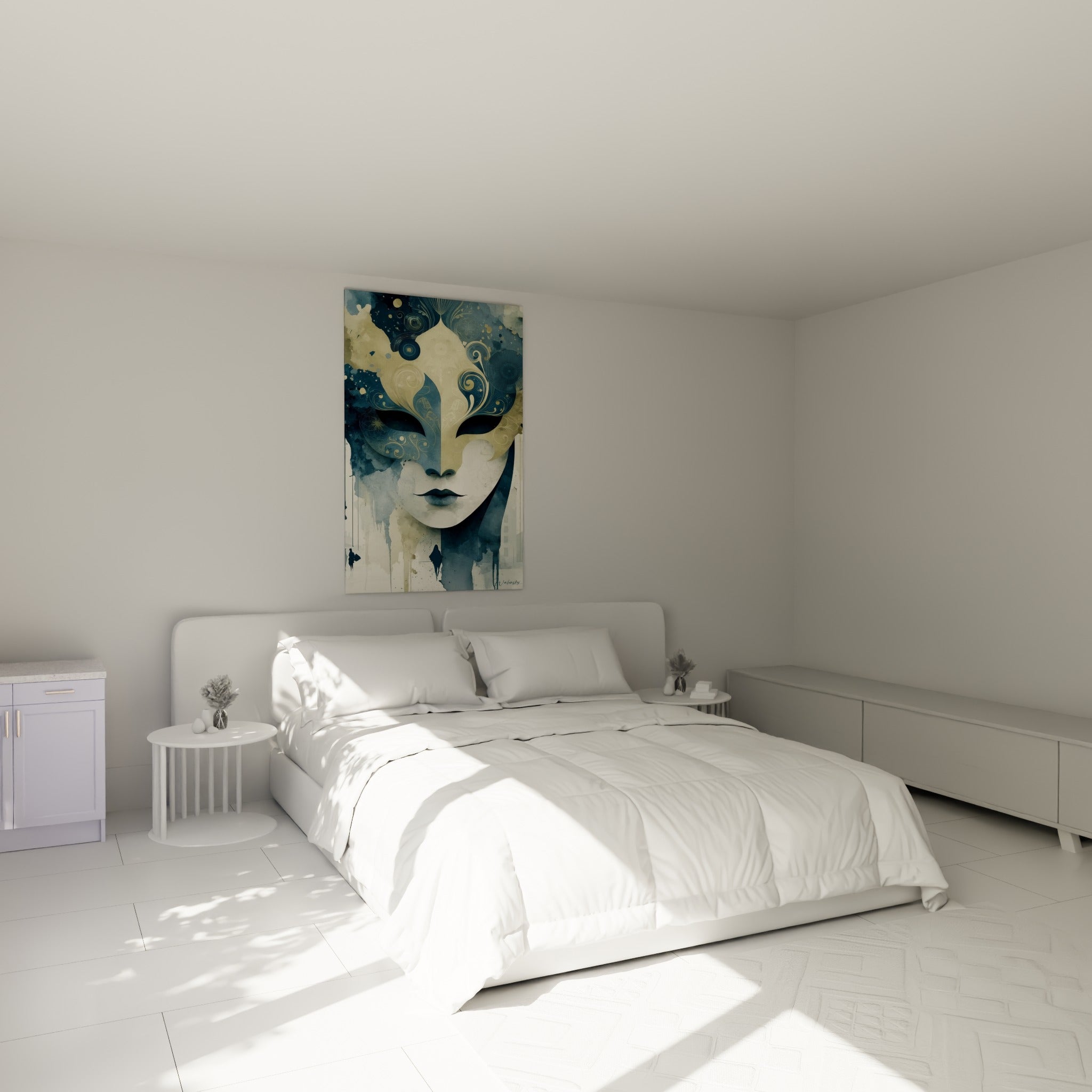 Visage masqué bleu ardoise et doré accroché au-dessus d'un lit dans une chambre claire