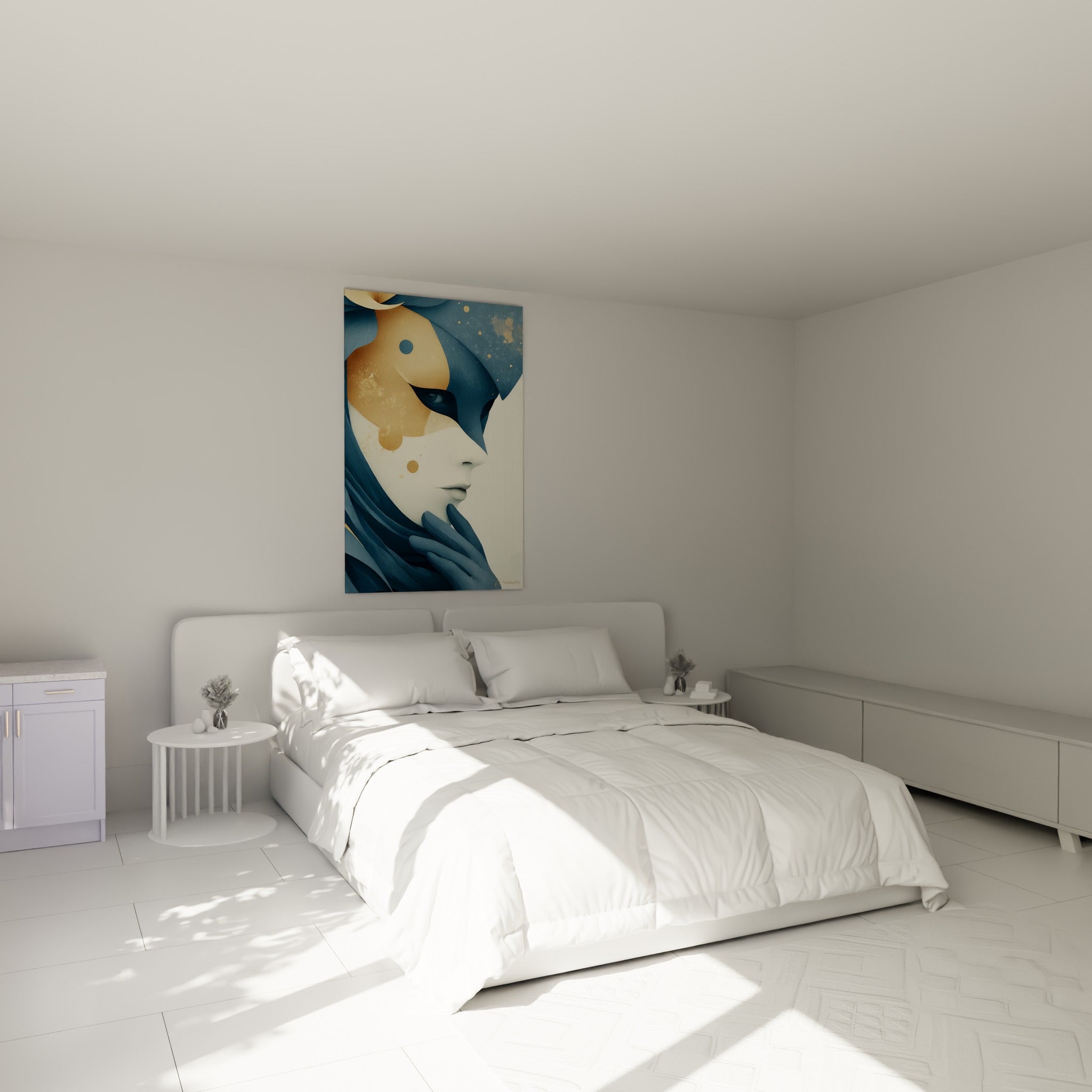 Silhouette masquée bleu ardoise et ocre du Masque de Venise, accrochée au-dessus d'un lit dans une chambre claire