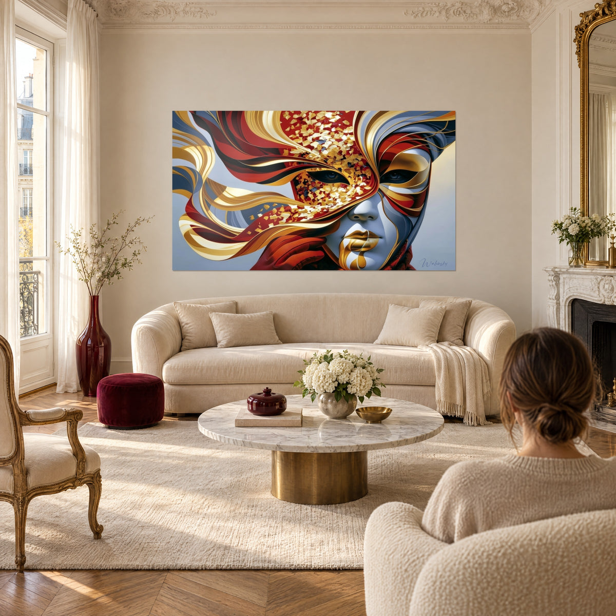 Gemälde venezianische Maske mit roten und goldenen Strähnen, goldene Lippen, graublaues Gesicht, über einem Sofa in einem hellen Wohnzimmer