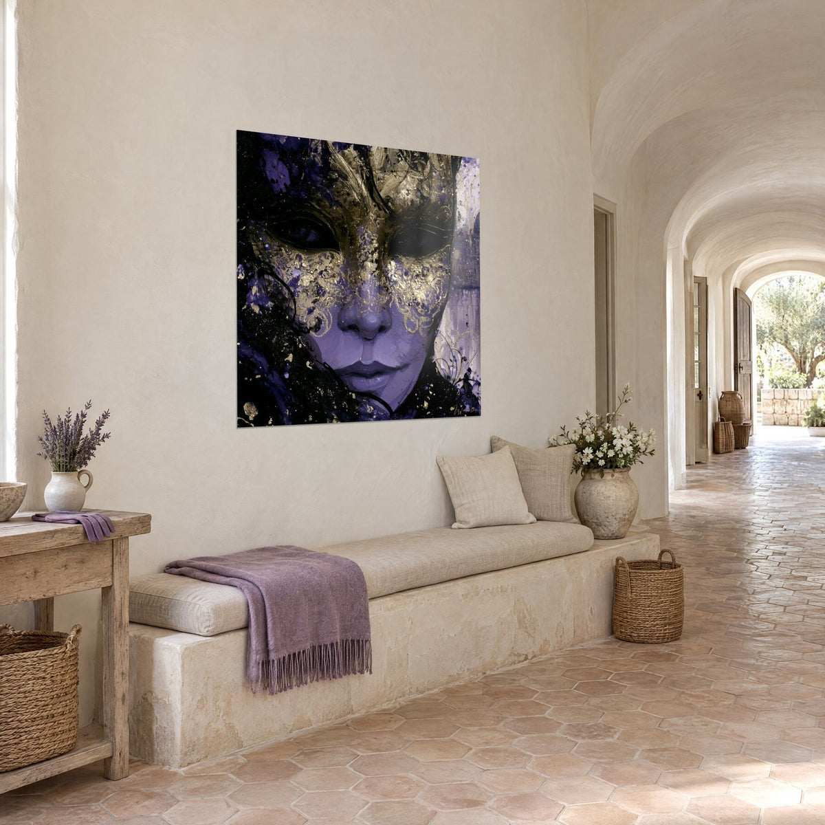 Tableau visage masqué lilas serti de dentelle d'or et de coulures violettes, accroché dans un couloir voûté du mas provençal