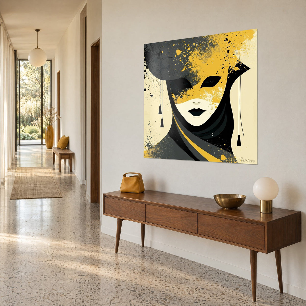 Tableau mystérieuse figure masquée, chapeau gris charbon, glands noirs pendants et jaune moutarde, sur un mur crème de couloir