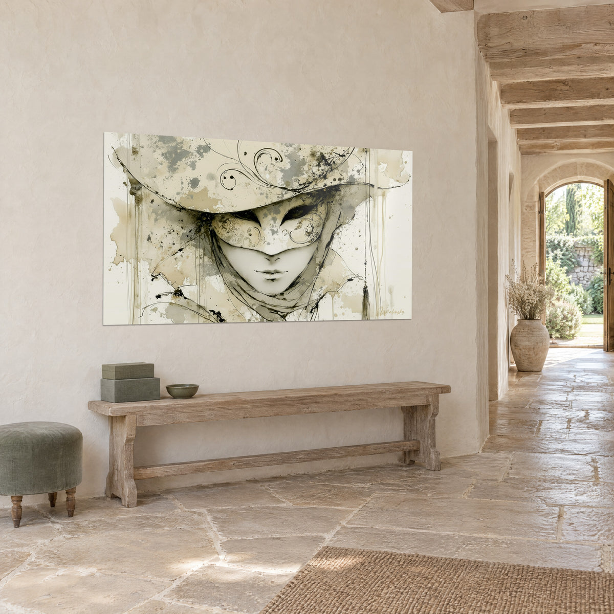 Quadro maschera facciale veneziana, inchiostro seppia schizzato e grigio chiaro, appeso alla parete in pietra di un ingresso, vista di tre quarti