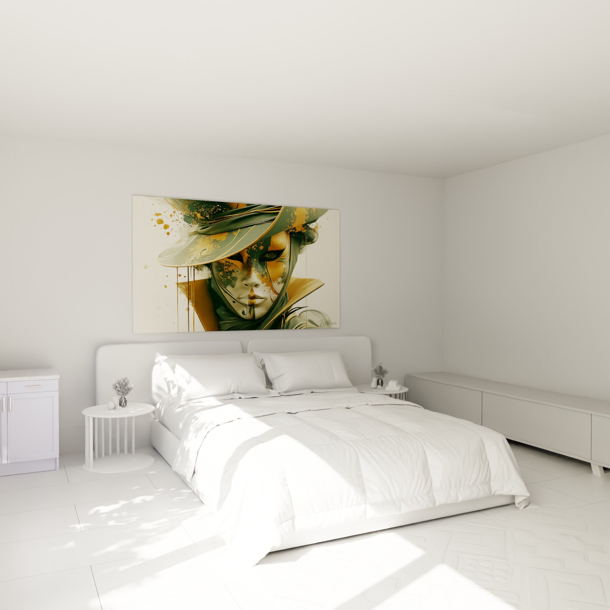 Visage masqué vert sauge et ocre du masque de Venise au-dessus d'un lit dans une chambre claire