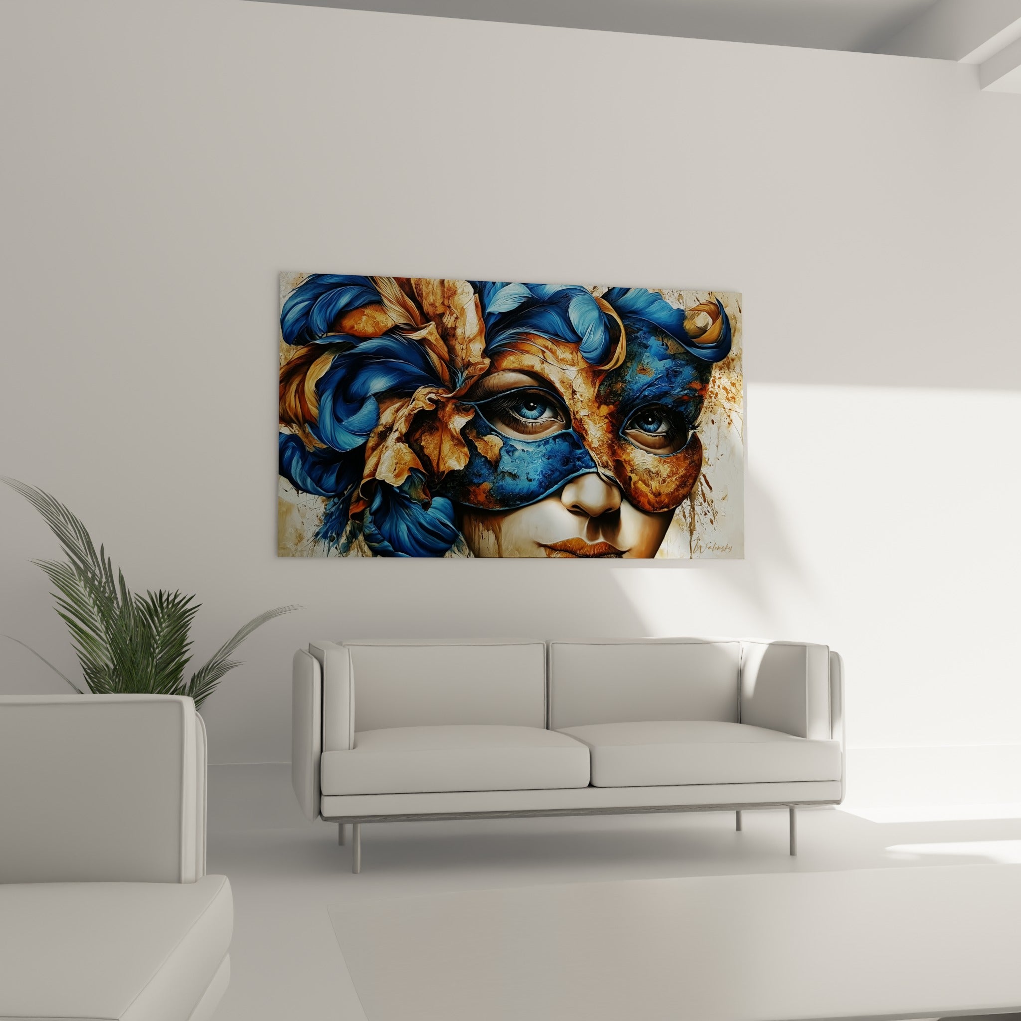 Plumes bleutées et masque doré craquelé encadrant un œil expressif, au-dessus d'un canapé dans un salon lumineux