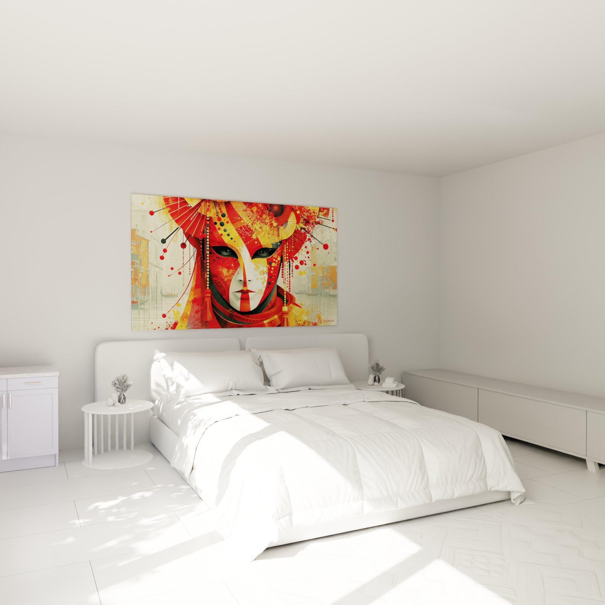 Visage masqué rouge écarlate et doré, orné de perles, au-dessus d'un lit dans une chambre claire