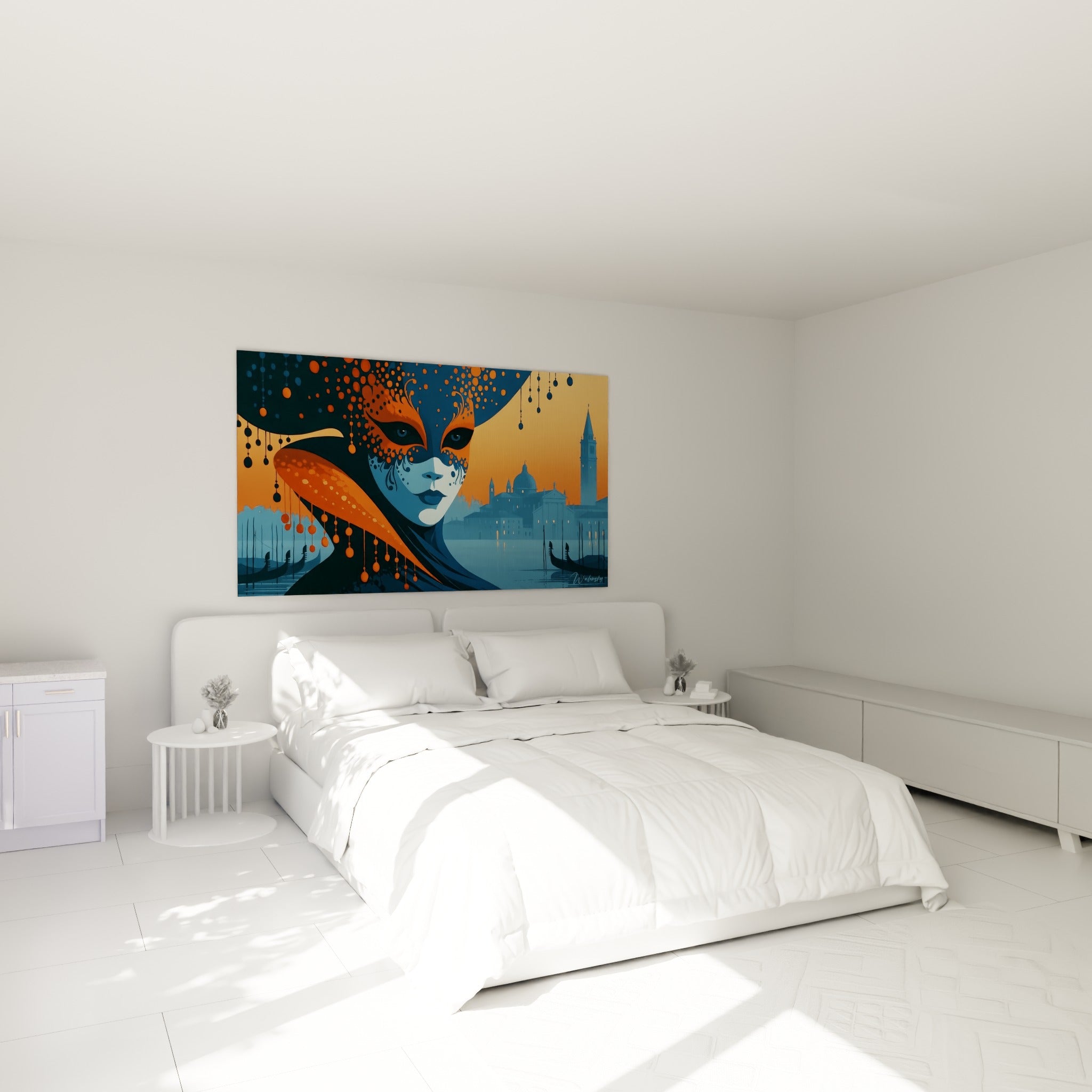 Visage masqué bleu et orange, perles suspendues, accroché au-dessus d'un lit dans une chambre claire