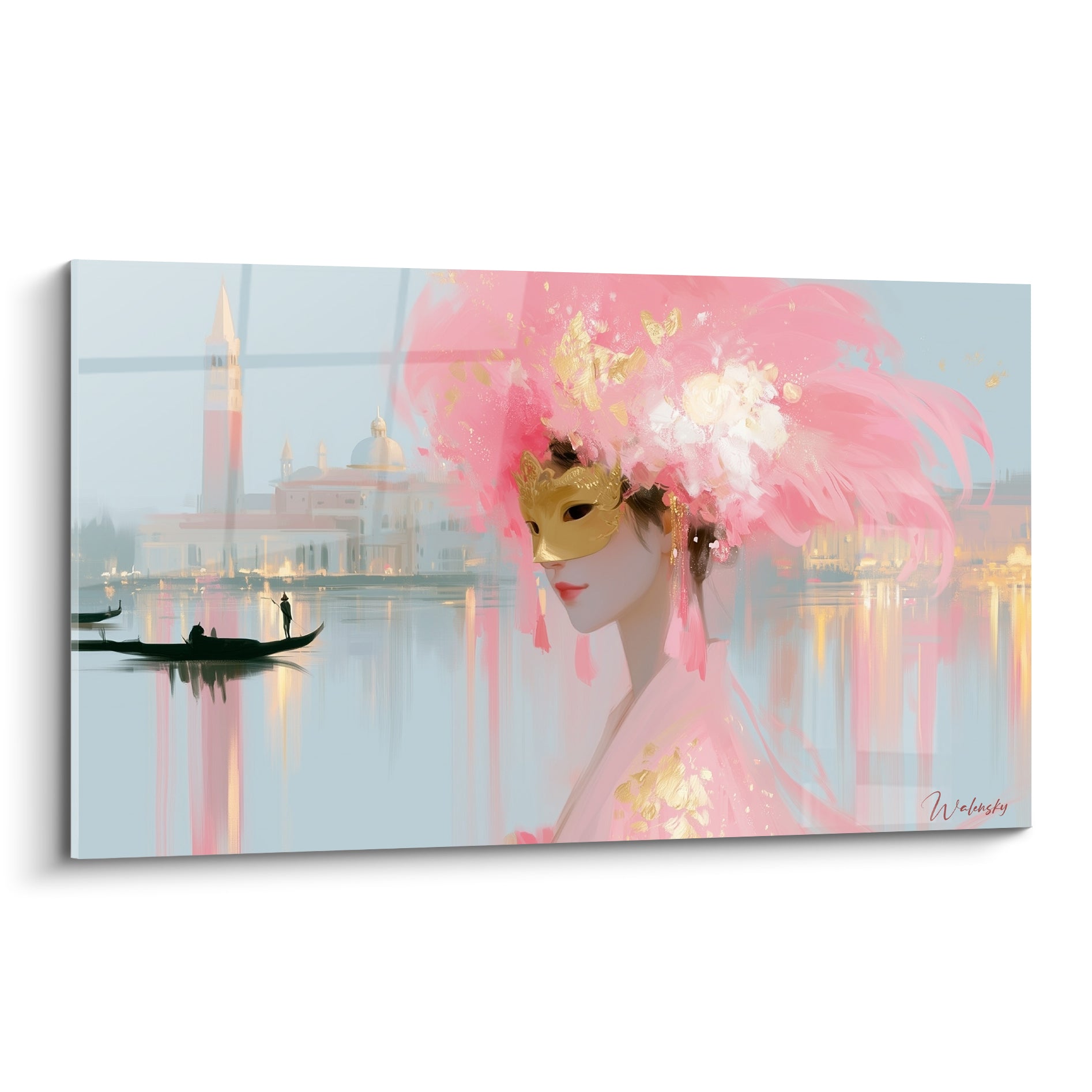 Masque de venise doré porté par une femme aux plumes roses devant la lagune bleu pastel