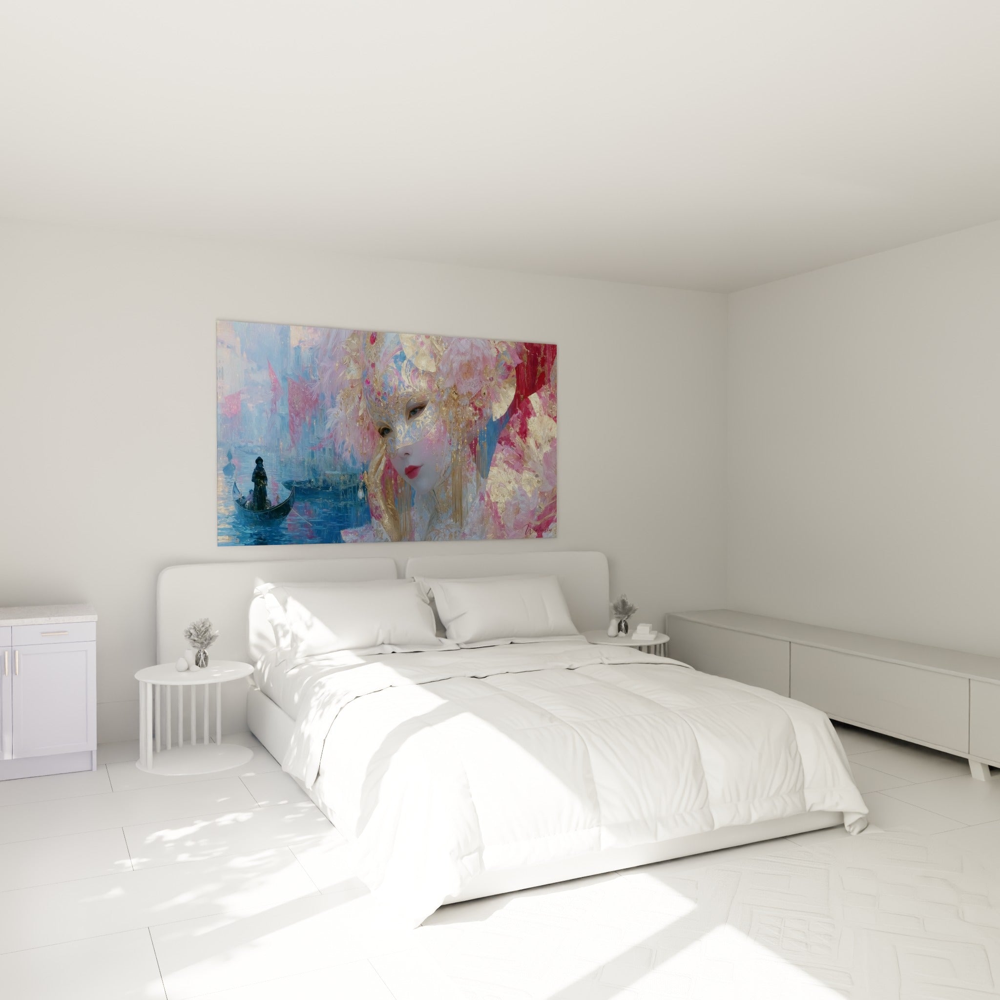 Visage masqué aux tons dorés et roses accroché au-dessus d'un lit dans une chambre claire