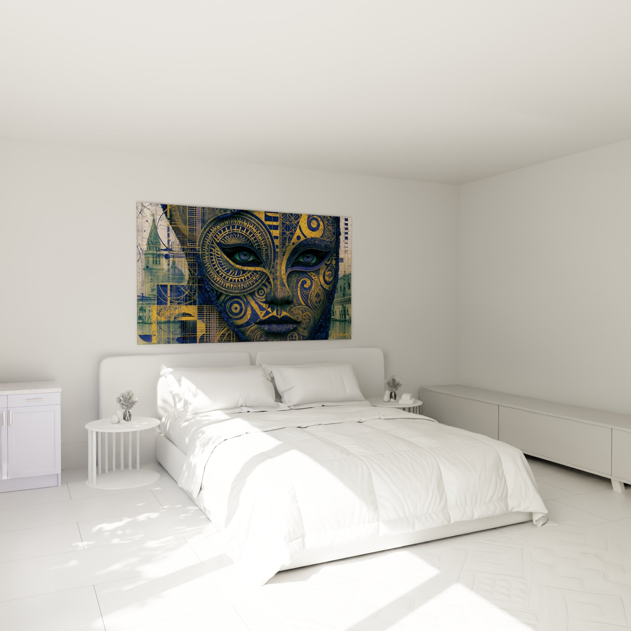 Visage masqué bleu marine aux ornements dorés, accroché au-dessus d'un lit dans une chambre claire