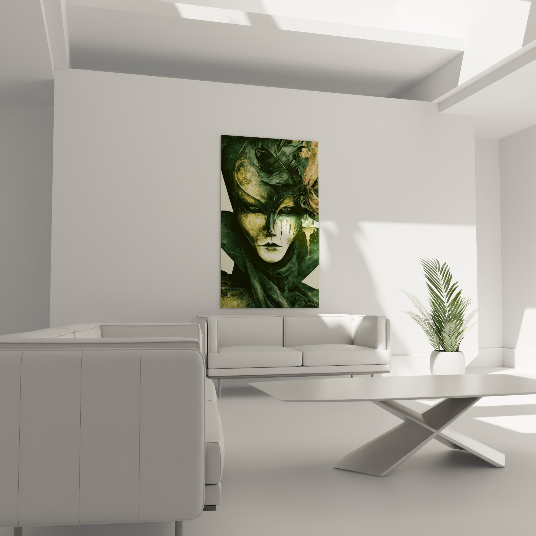 Regard perçant sous un masque vénitien vert et doré, coulures noires, au-dessus d'un canapé dans un salon lumineux