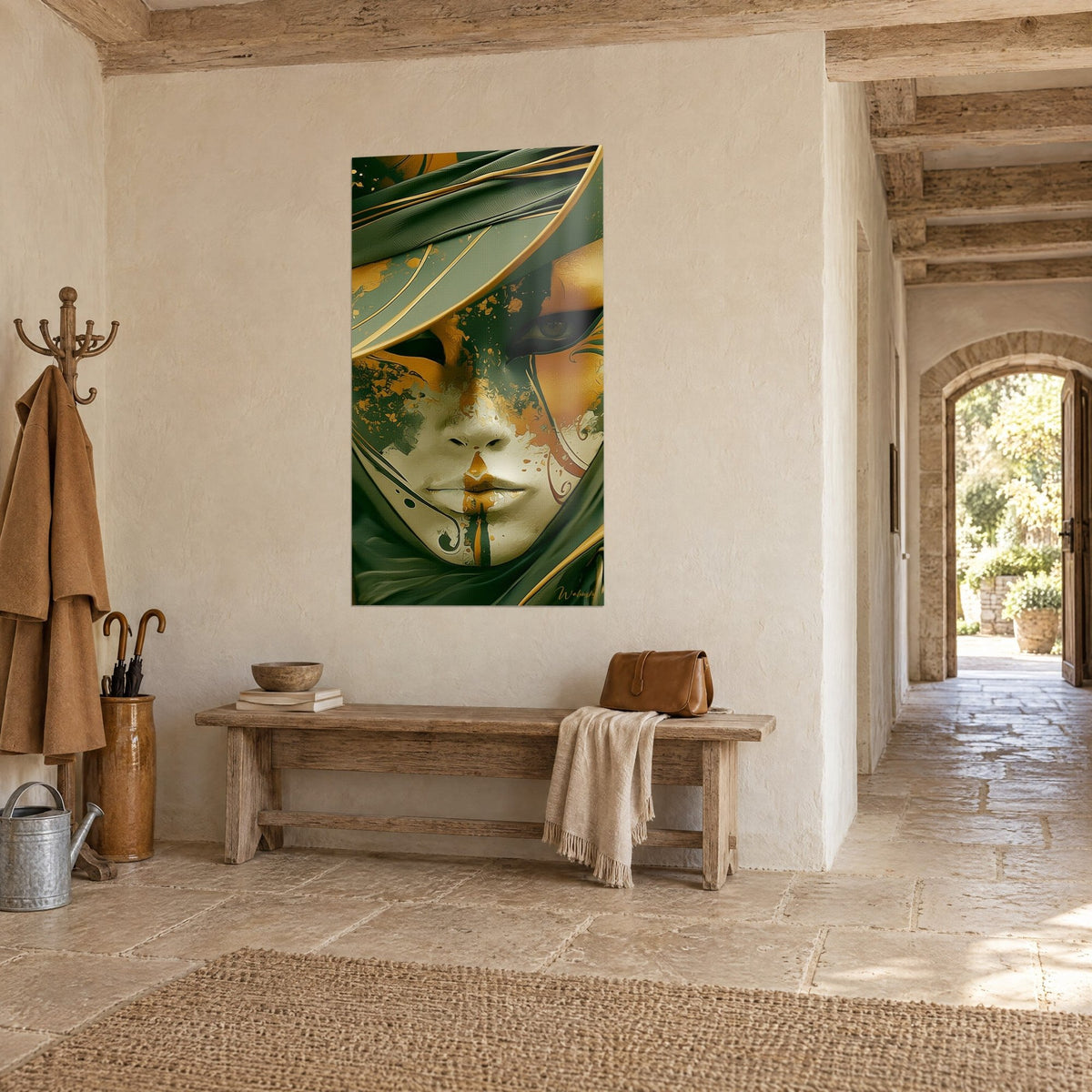Tableau visage de carnaval aux joues ocre orangé et volutes dorées sur fond vert olive, accroché au-dessus d'un banc en bois, maison en pierre