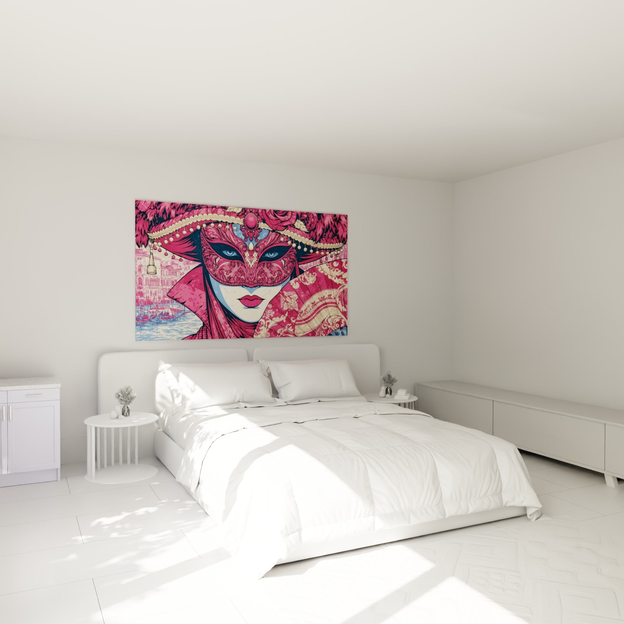 Visage masqué rose et or, lèvres rouges, au-dessus d'un lit dans une chambre claire
