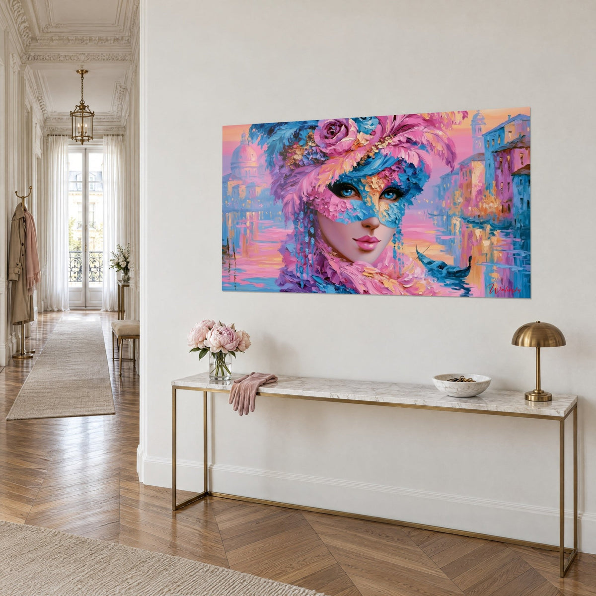 Tableau visage de carnaval emplumé en rose et bleu, reflets dorés sur le Grand Canal, accroché au-dessus d'une console dorée