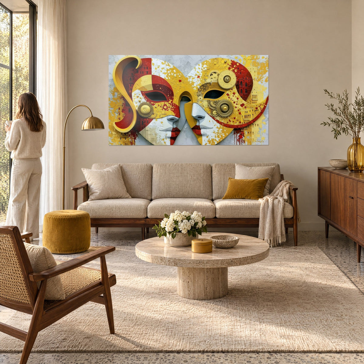 Quadro maschere veneziane giallo oro e rosso carminio con ingranaggi d'ottone, sopra un divano in un soggiorno luminoso