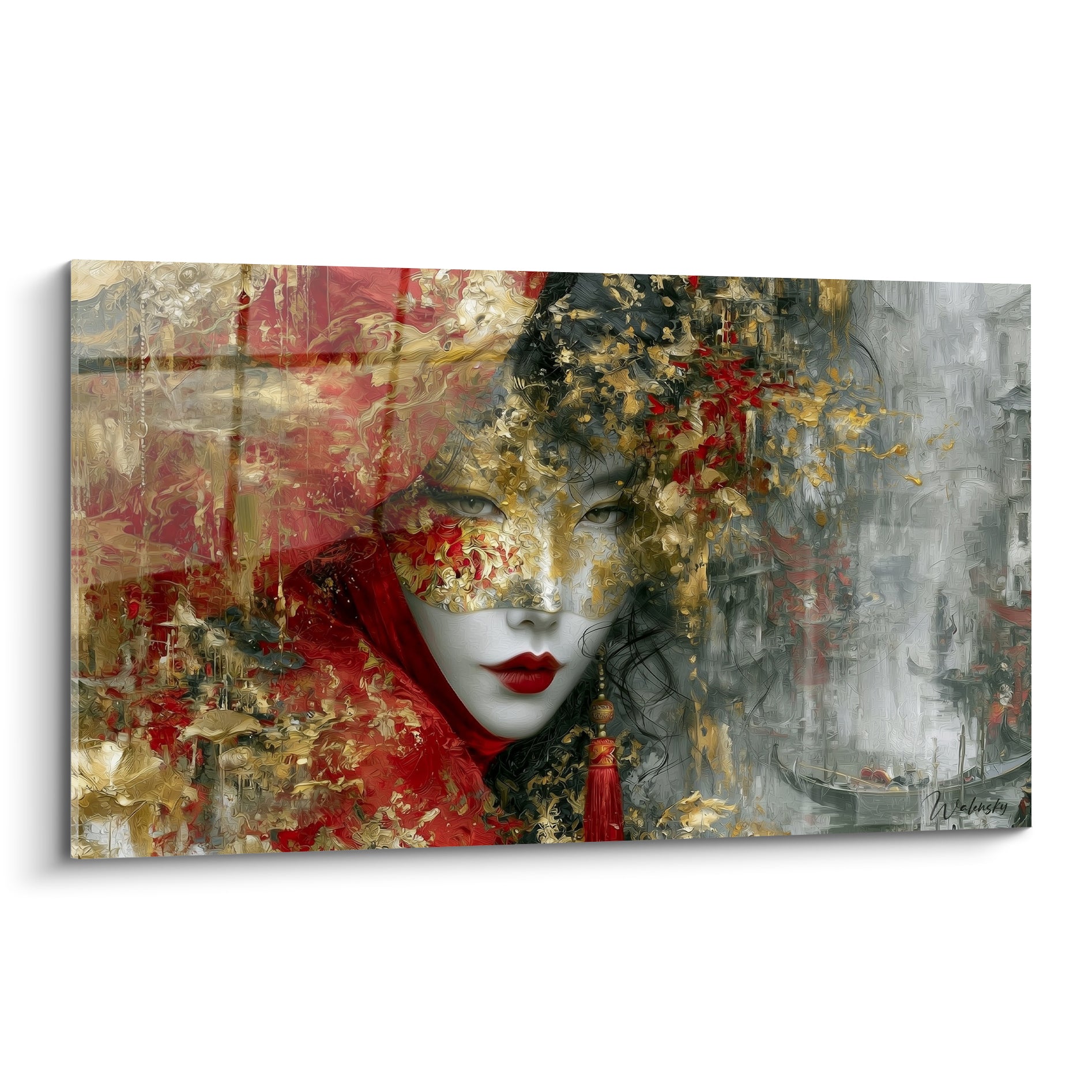 Masque de Venise doré et rouge sur visage peint, contraste avec fond gris brumeux