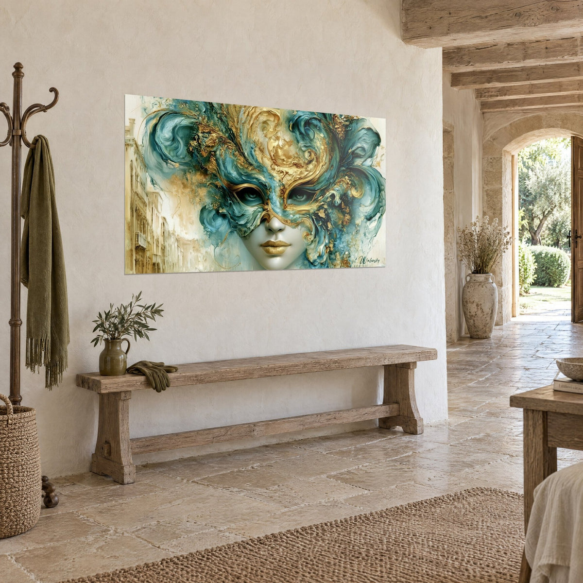 Tableau visage de carnaval masqué, bouche dorée et tourbillons bleu-vert pailletés d'or, sur un mur de pierre, vue de trois-quarts