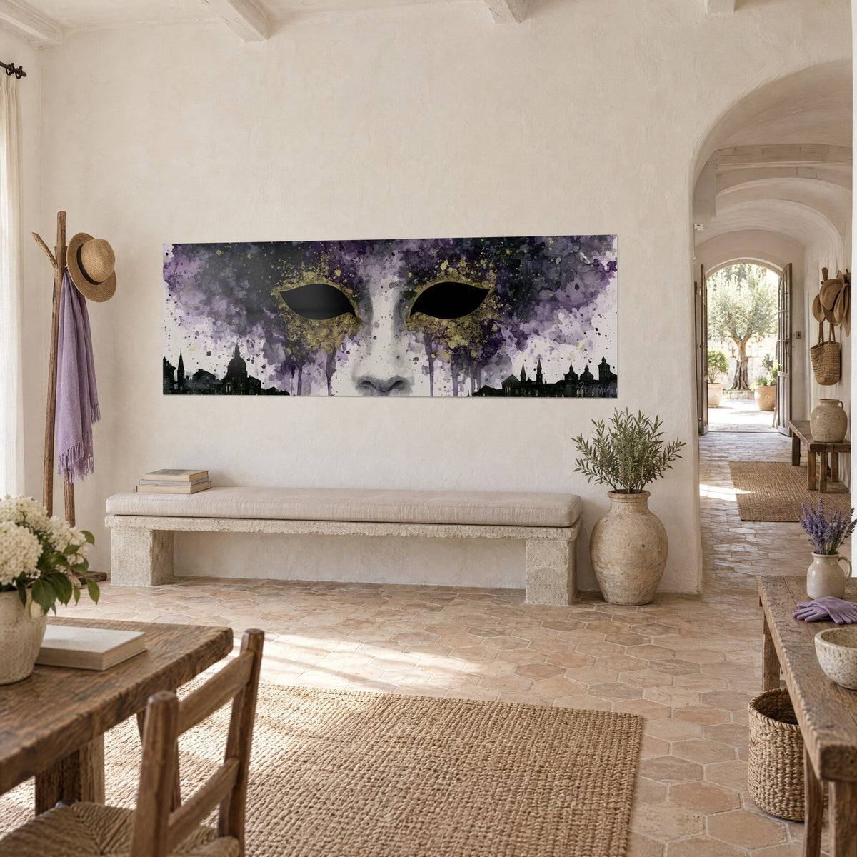 Tableau visage de porcelaine pâle aux yeux vides, taches violettes et paillettes dorées, sur un mur blanc d'un couloir provençal