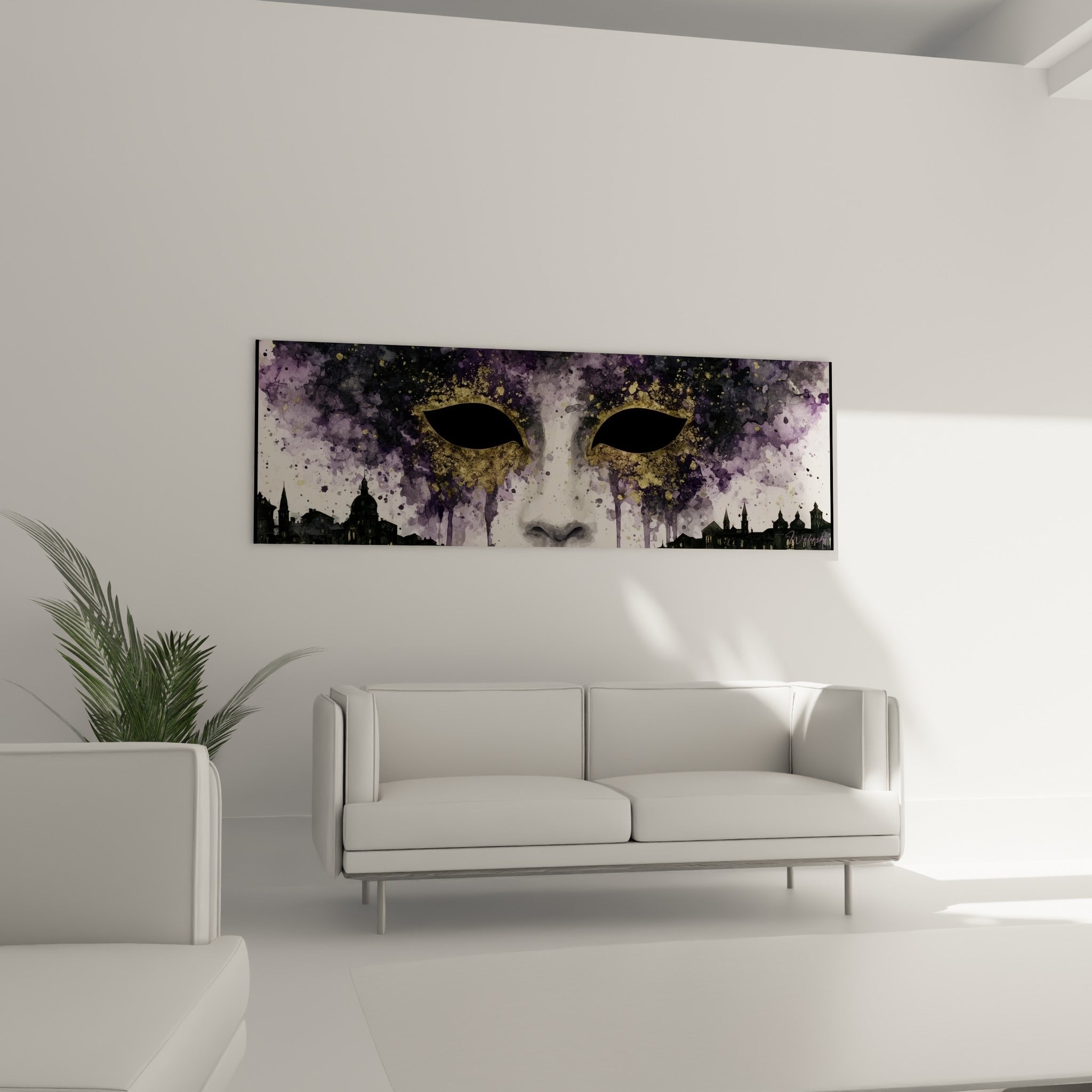 Yeux dorés du masque vénitien encadrés de violet, accrochés au-dessus d'un canapé dans un salon lumineux