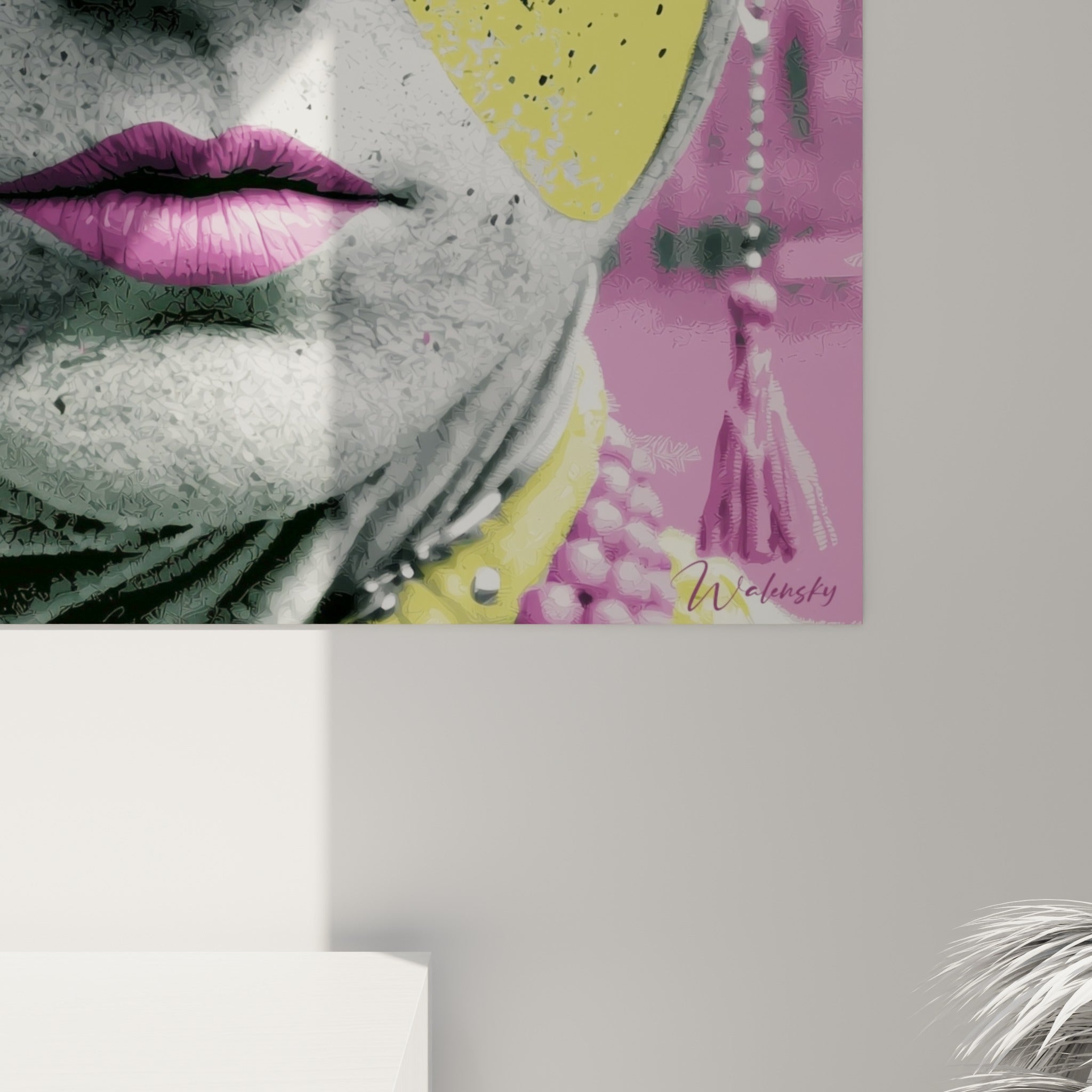 Détail du masque vénitien montrant les touches jaunes texturées et les perles magenta en gros plan