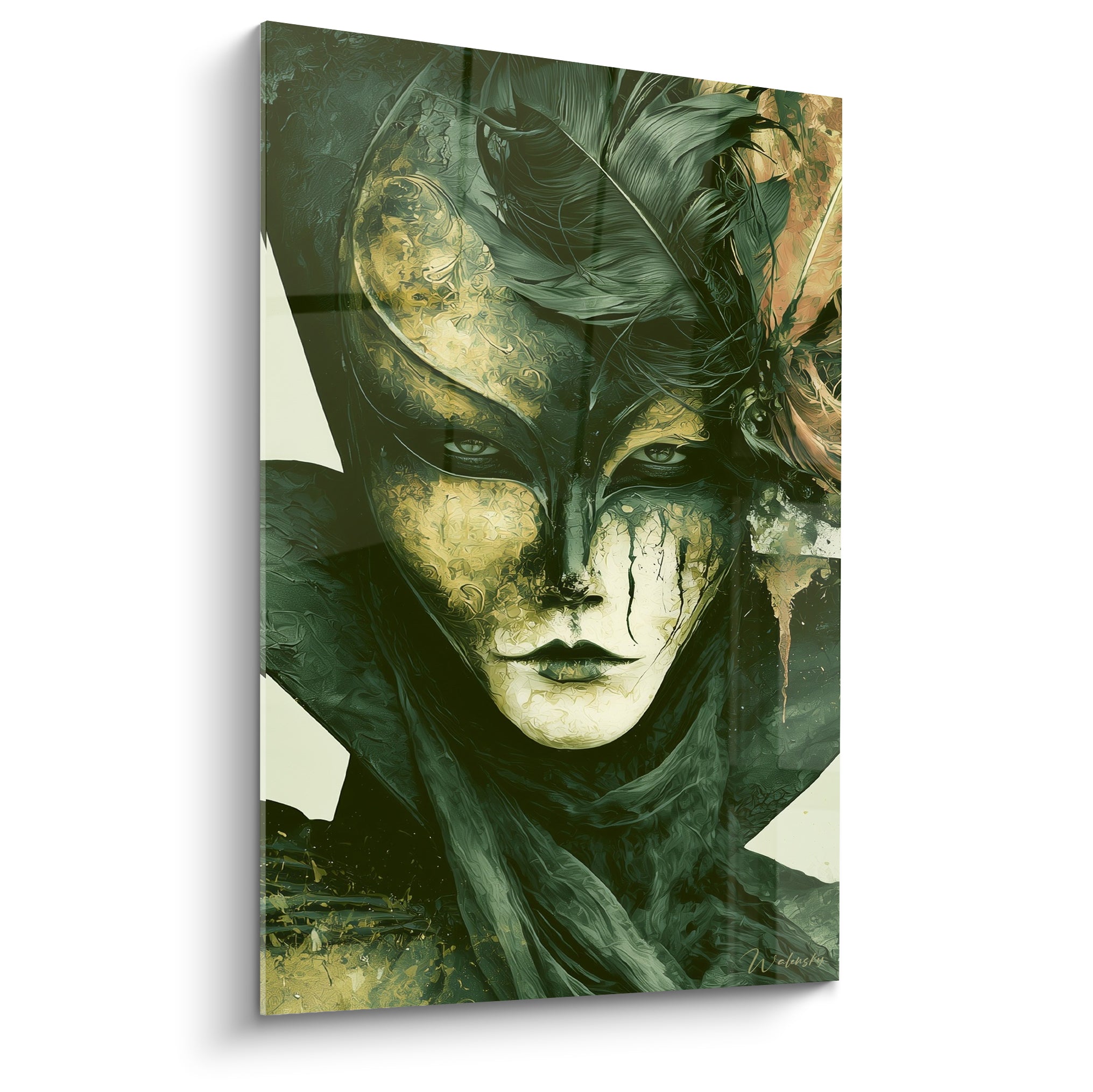 Masque de venise vert anthracite et doré, plumes déployées, coulures peintes sur fond clair