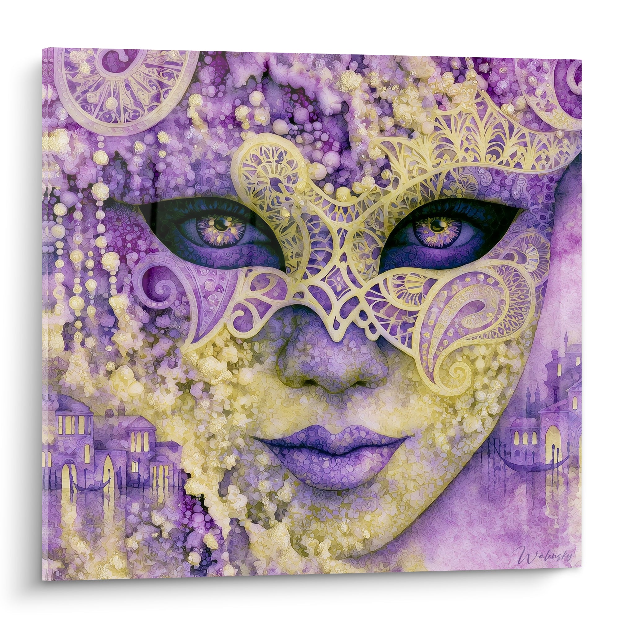 Visage masqué violet et doré aux yeux verts perçants, dentelle vénitienne finement détaillée sur fond mauve