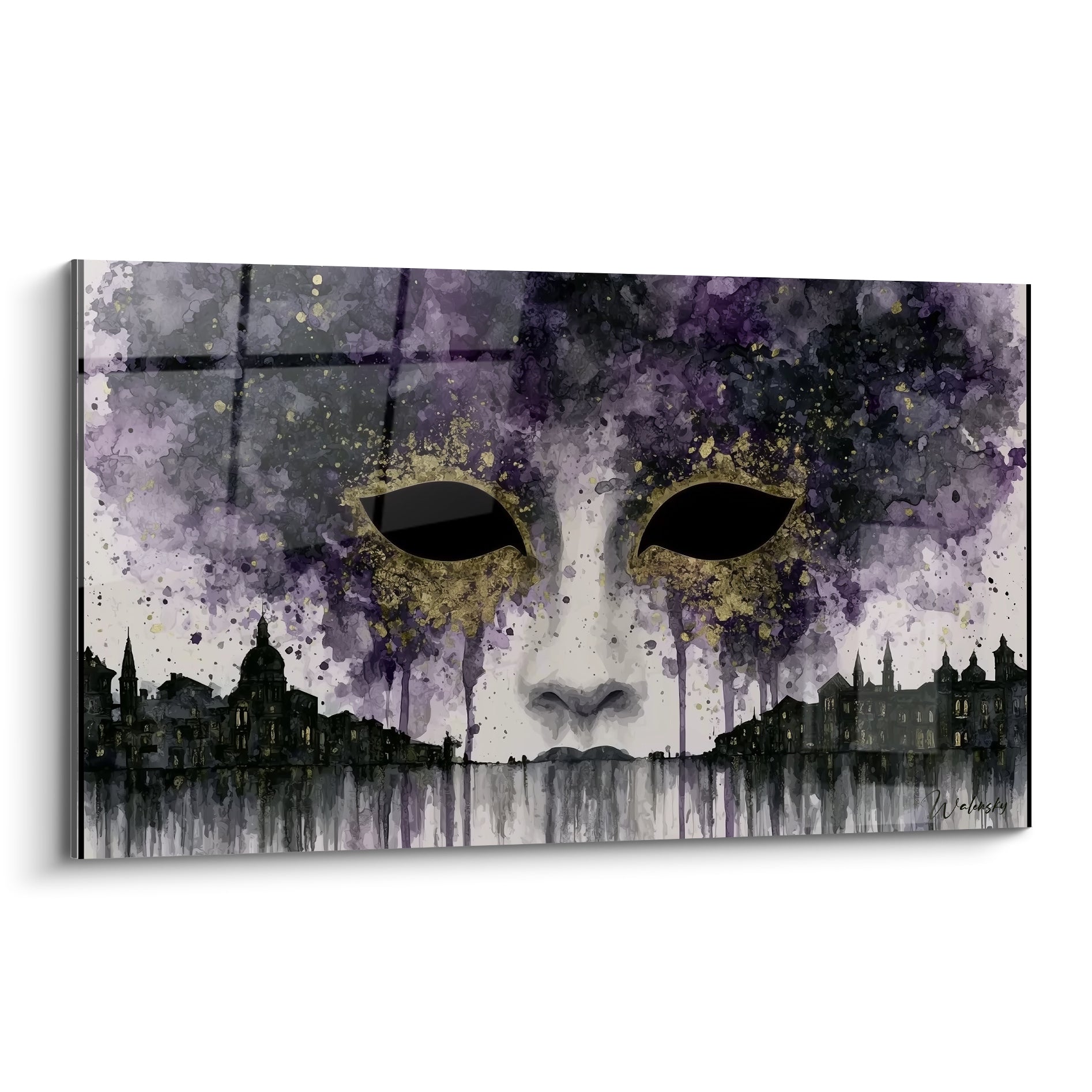 Masque de Venise violet et doré au regard noir, visage blanc dominant une skyline sombre reflétée