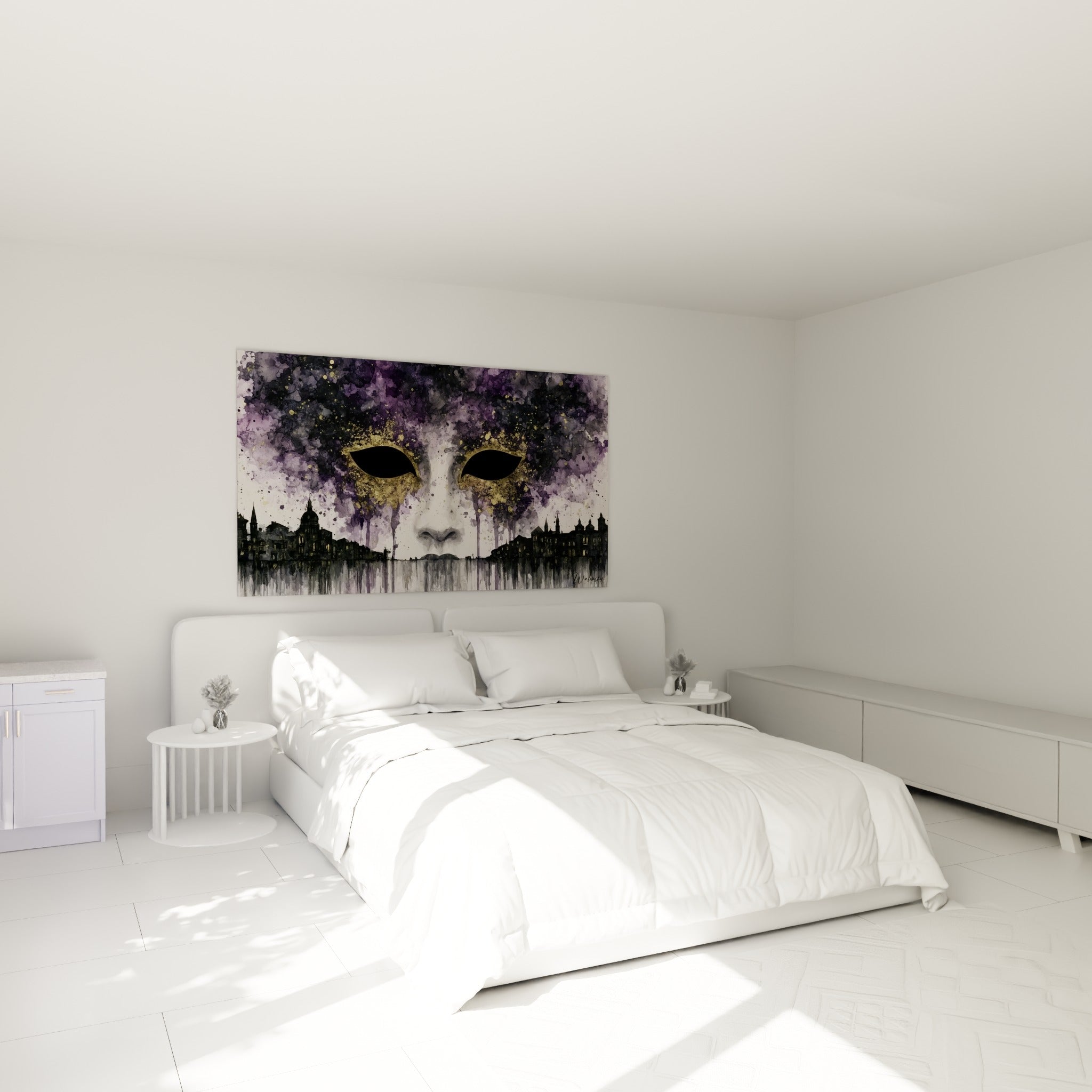 Visage masqué violet et or de Venise au-dessus d'un lit dans une chambre claire