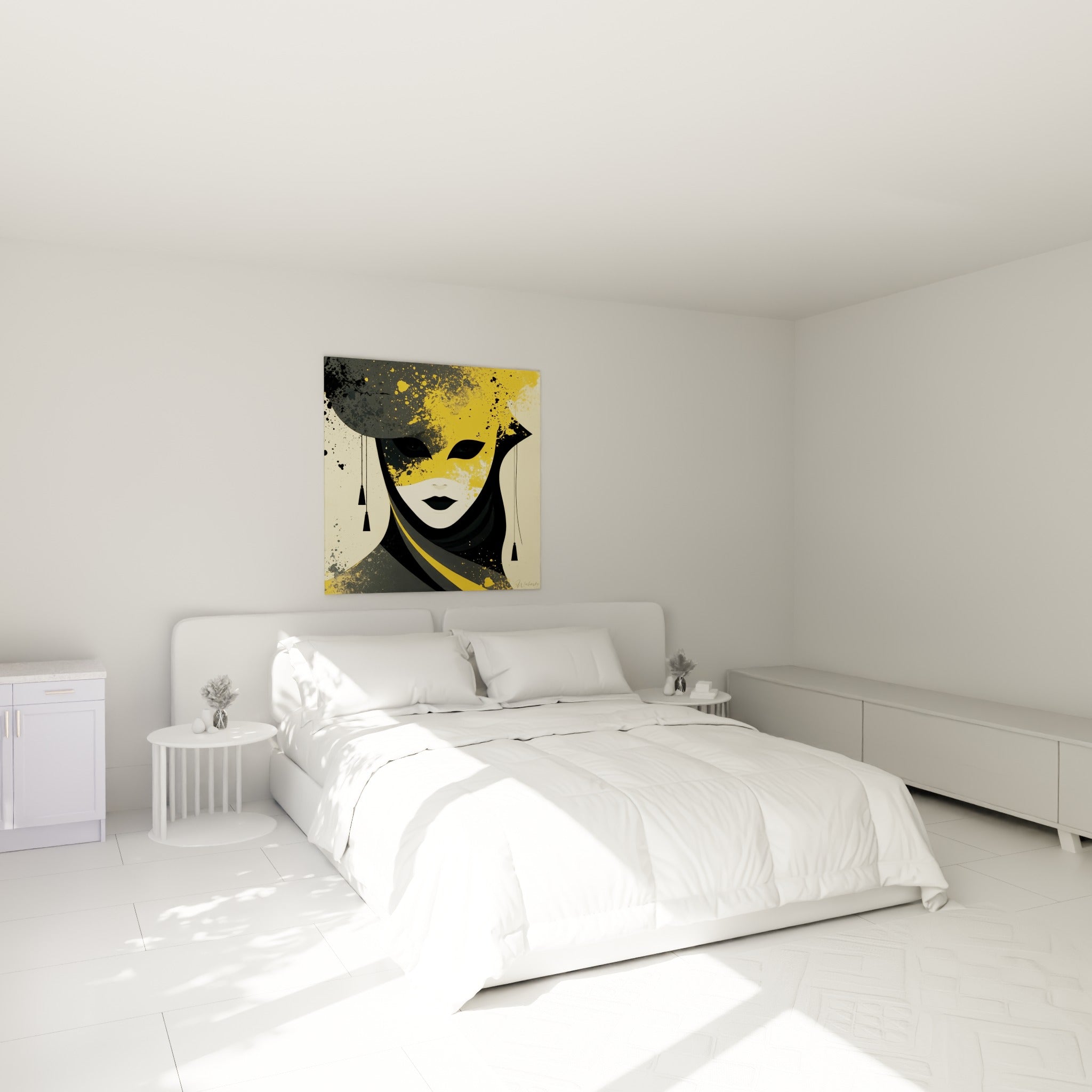 Visage masqué doré et noir du masque de venise, accroché au-dessus d'un lit dans une chambre claire