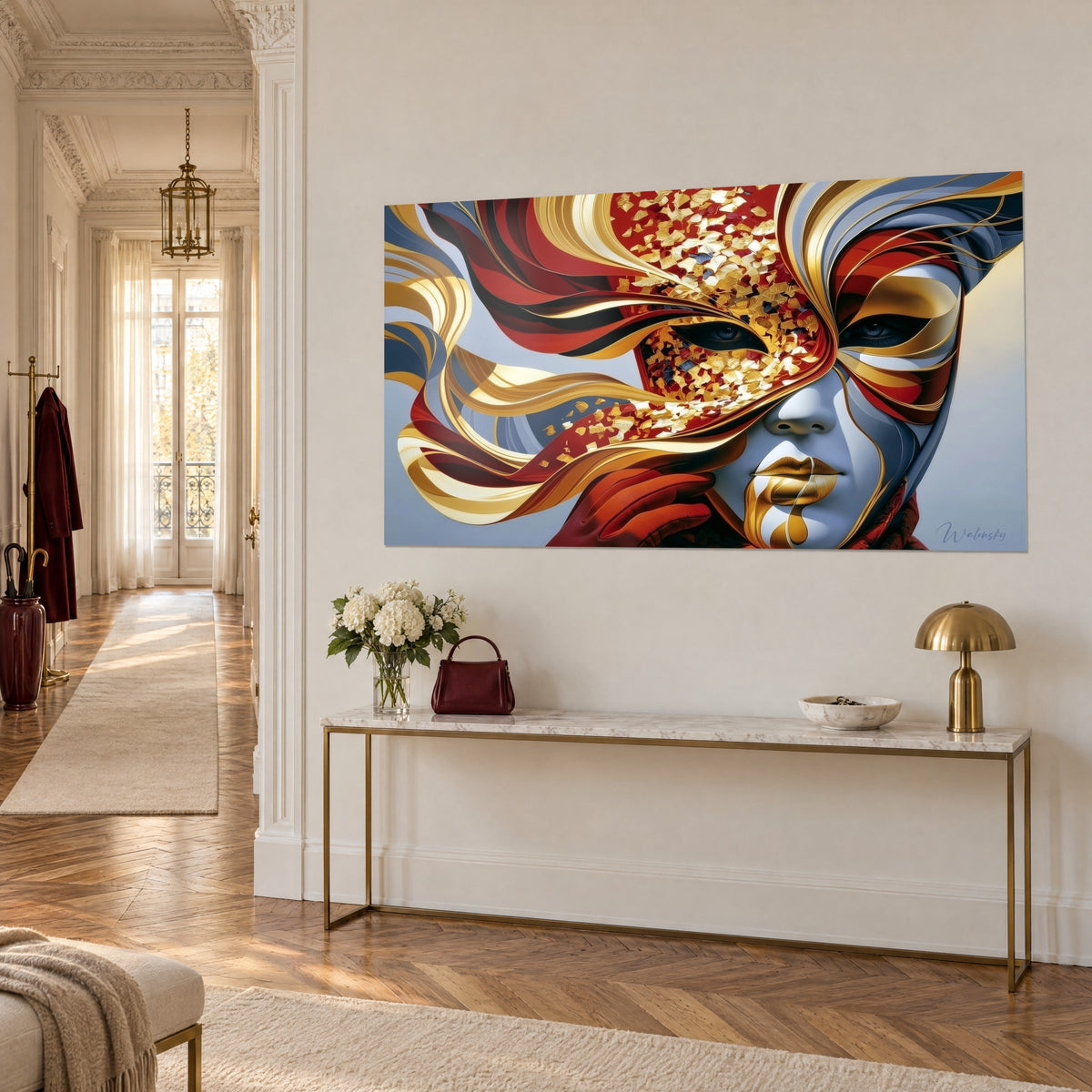 Gemälde maskiertes Gesicht mit purpurroten und goldenen Verschnörkelungen, dunkler Blick unter goldenen Glitzerpartikeln, an einer beigen Wand, goldene Konsole unten