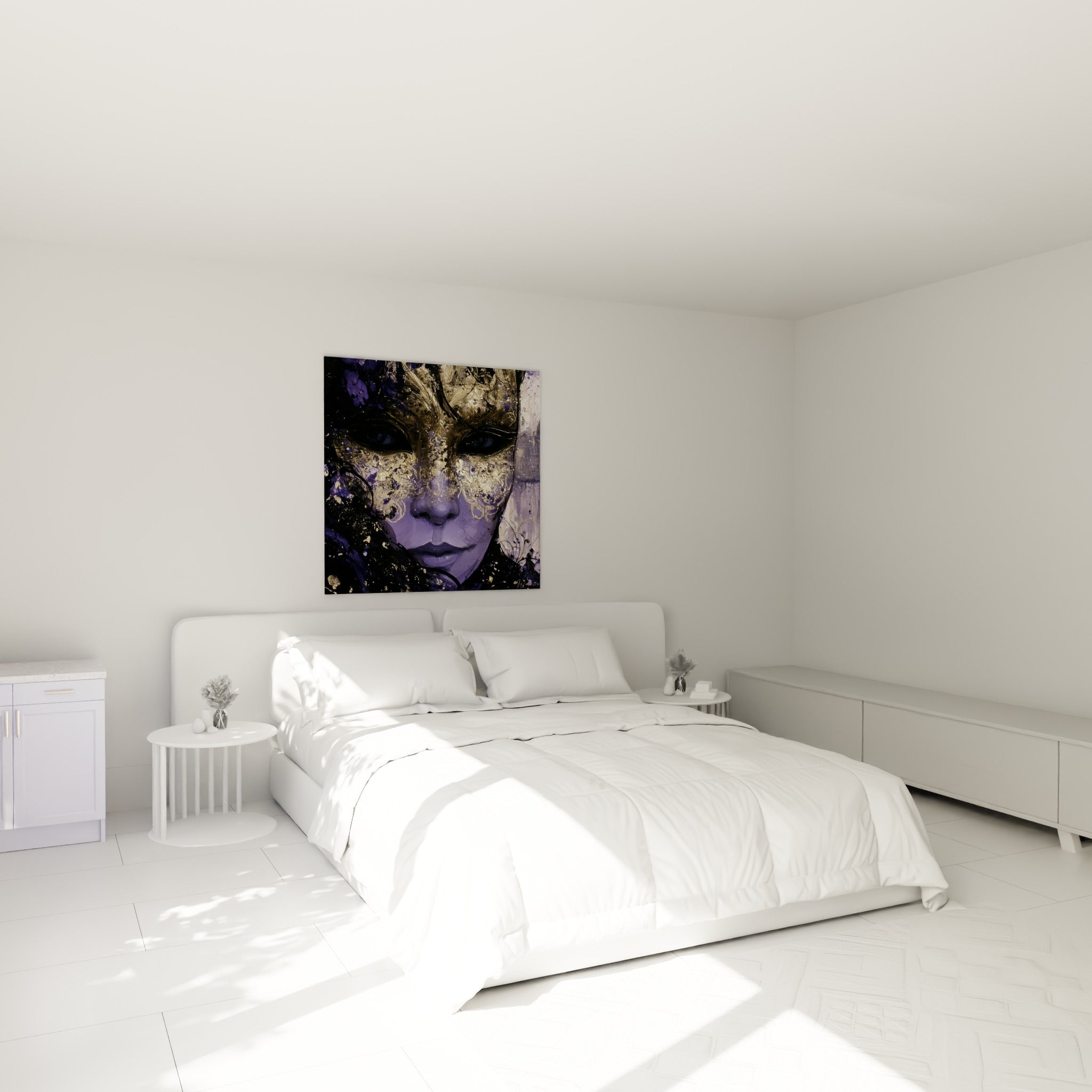 Visage masqué violet et or, regard baissé mystérieux, accroché au-dessus d'un lit dans une chambre claire