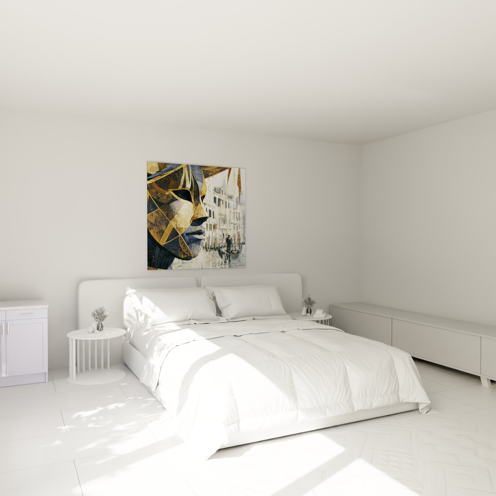 Visage masqué doré et bleu nuit au-dessus d'un lit dans une chambre claire et épurée