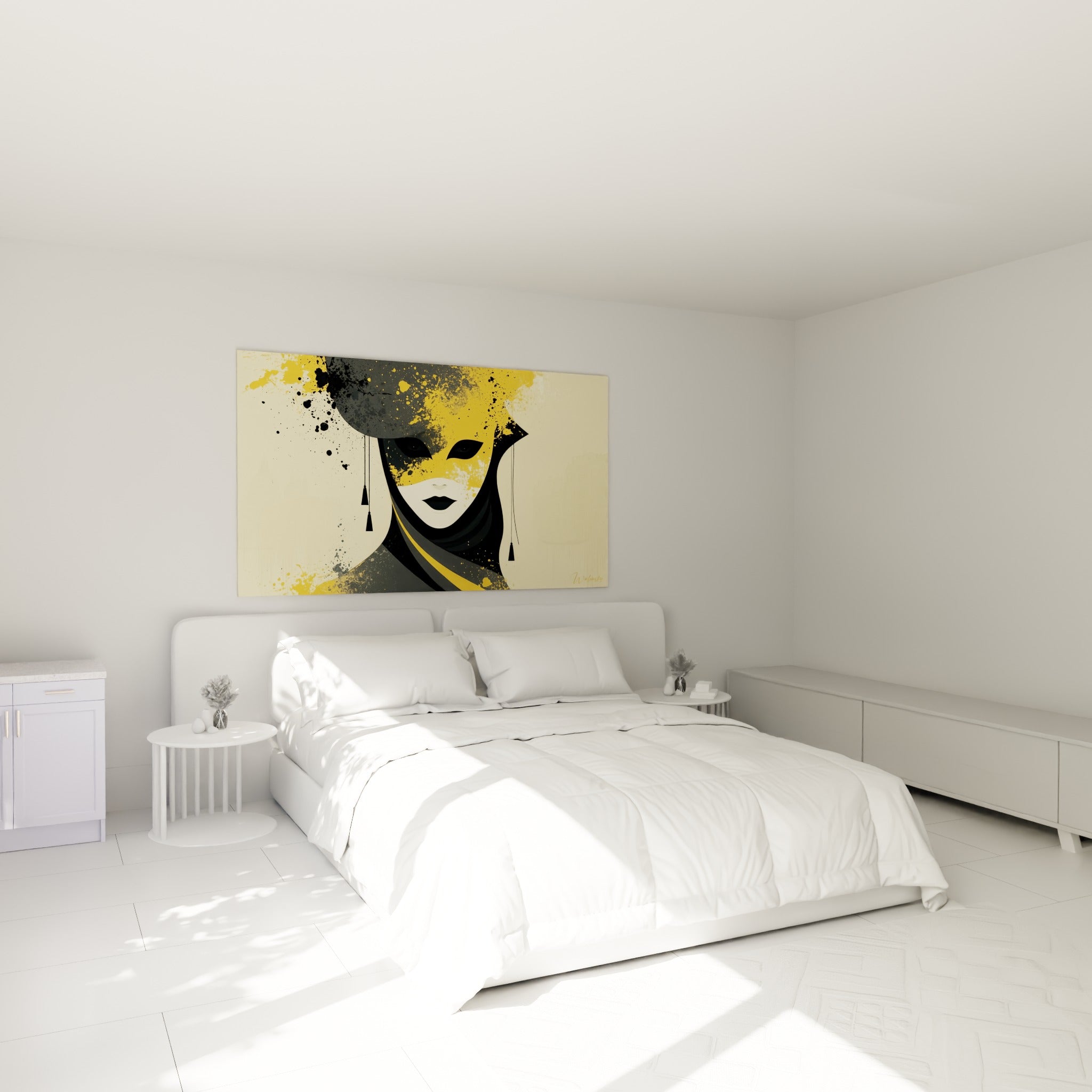 Visage masqué vénitien ocre et noir au-dessus d'un lit dans une chambre claire