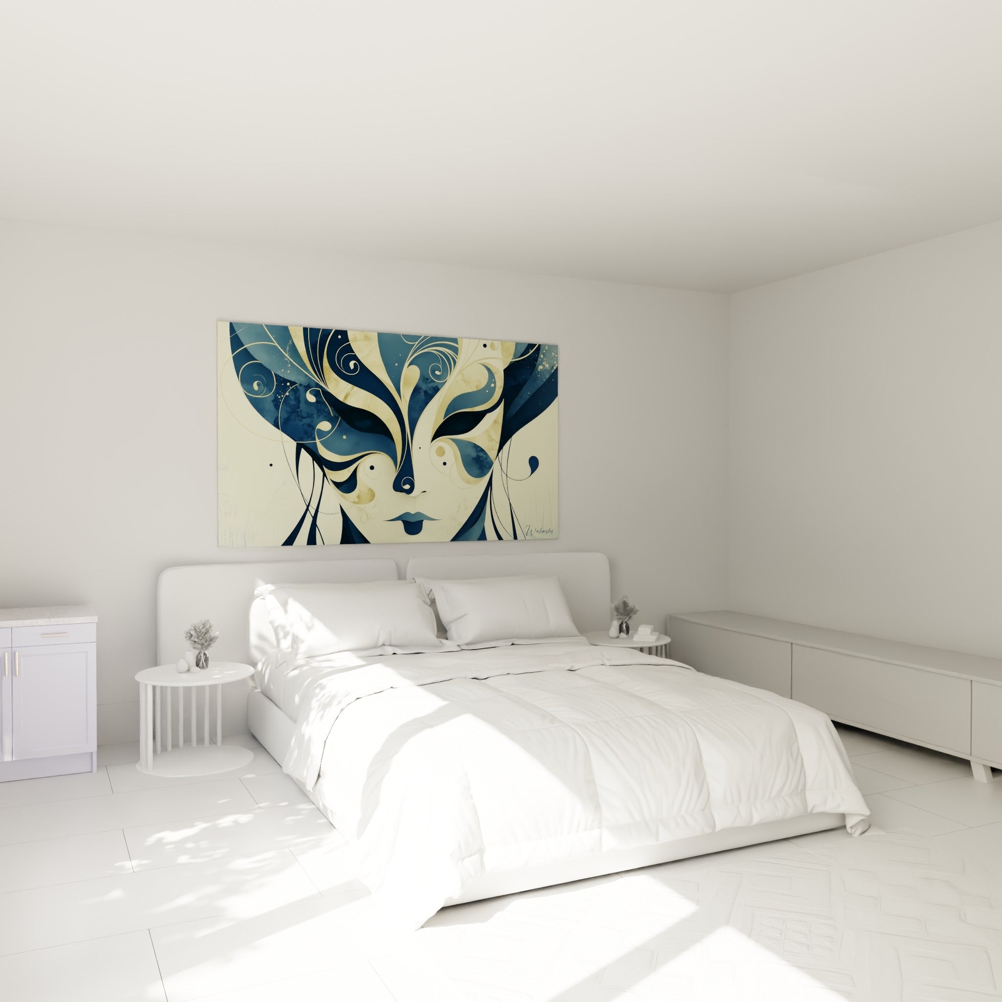 Visage masqué bleu nuit et doré ancien accroché au-dessus d'un lit dans une chambre claire