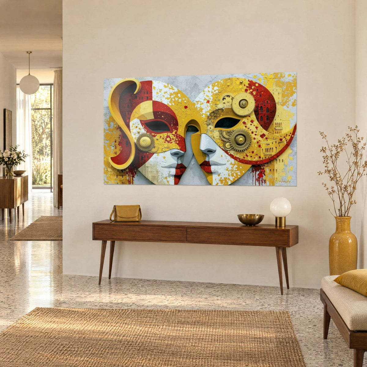 Quadro due volti bianchi di carnevale che fondono ingranaggi dorati e facciate rosse di Venezia, su parete beige, consolle in legno