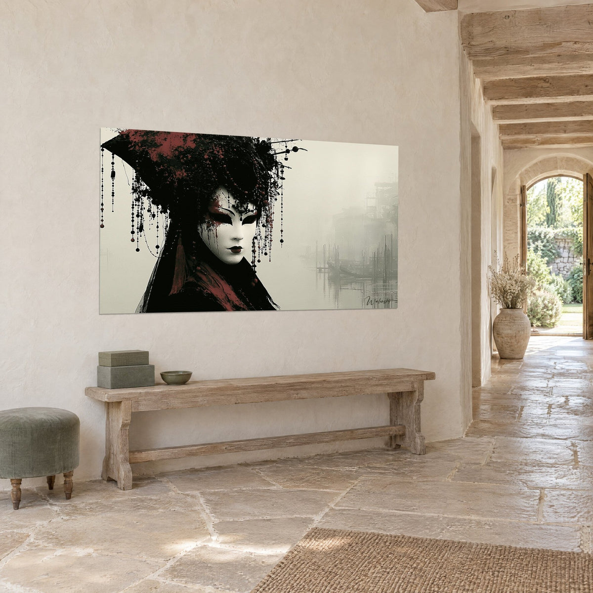 Quadro volto di porcellana bianco sotto un cappello nero e rosso, perline pendenti, foschia grigia, vista di tre quarti in un corridoio in pietra