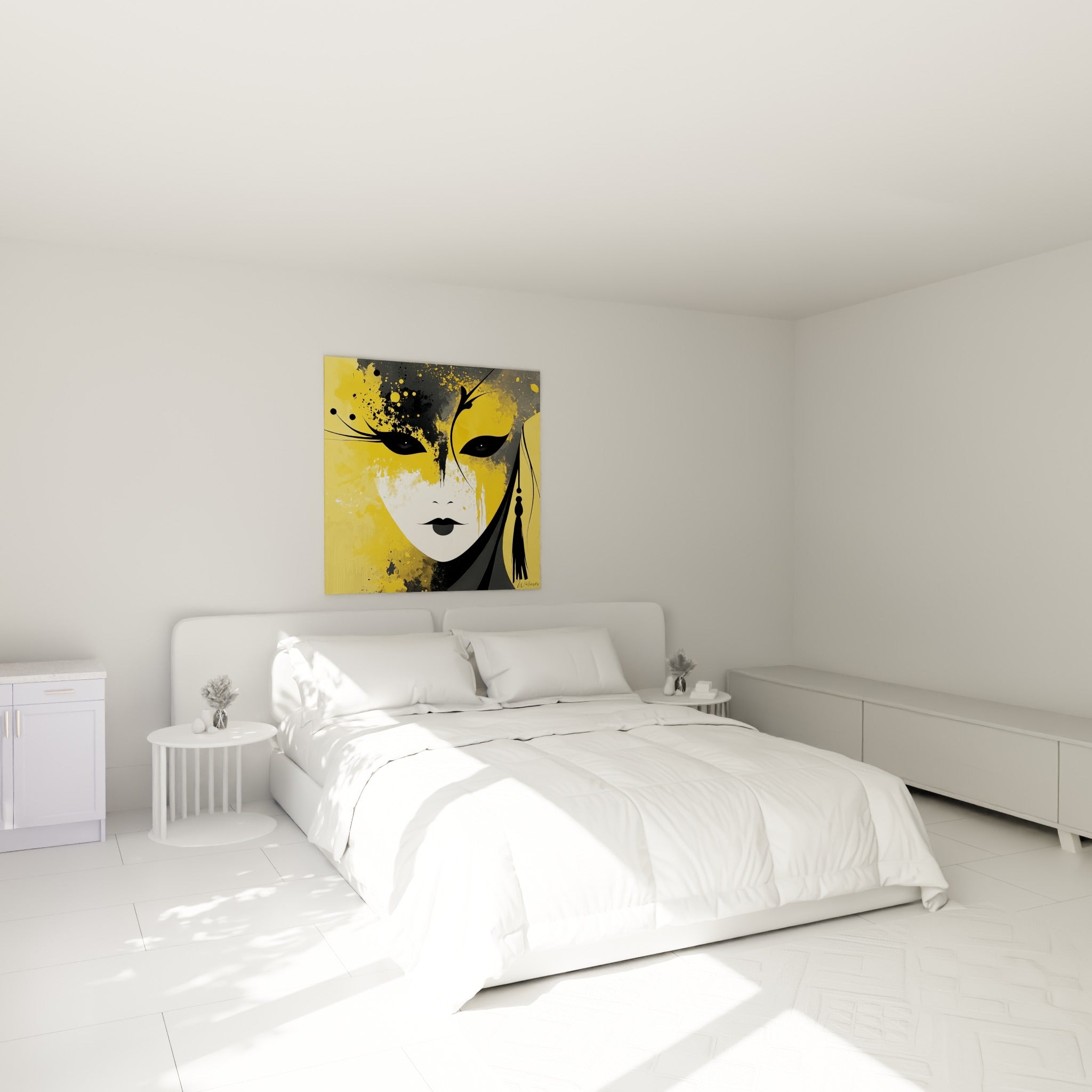Visage masqué ocre et anthracite du masque de Venise, au-dessus d'un lit dans une chambre claire
