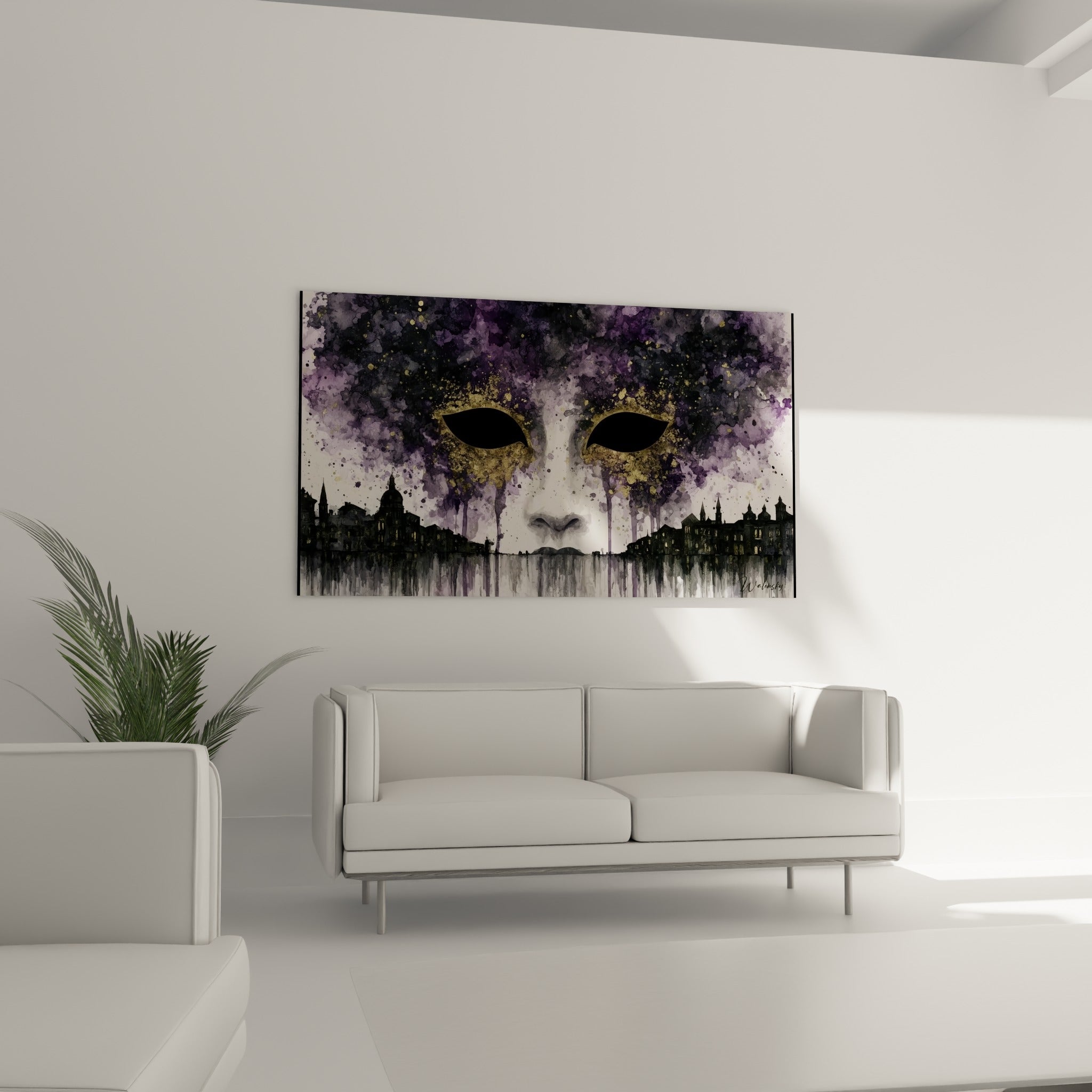 Masque vénitien anthracite et doré, yeux noirs profonds, au-dessus d'un canapé dans un salon lumineux