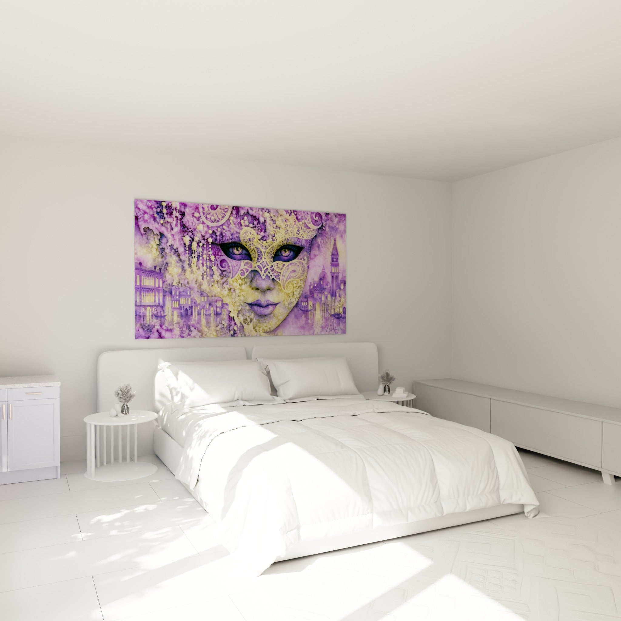 Masque de Venise violet et doré, visage énigmatique au-dessus d'un lit dans une chambre claire