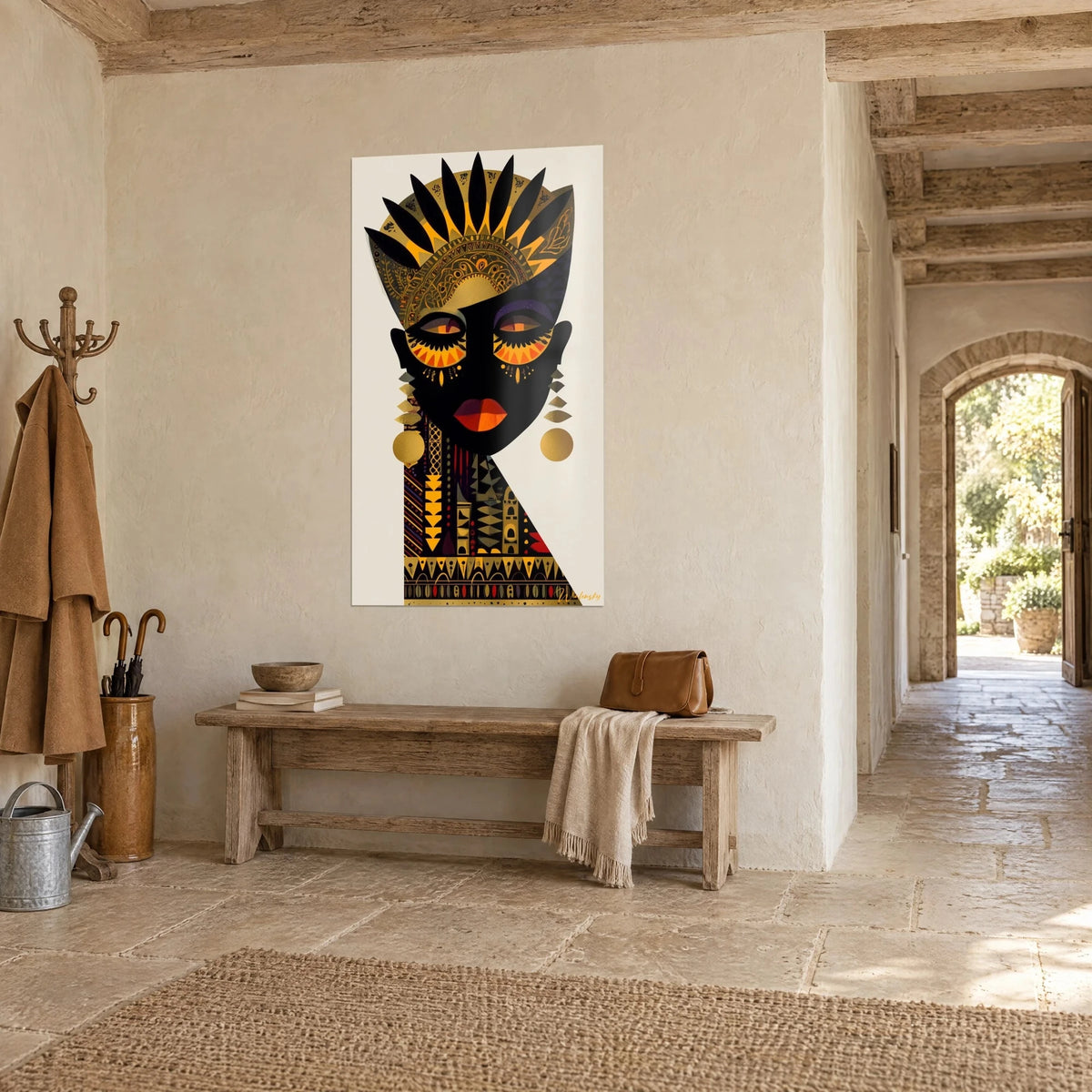 Quadro volto stilizzato con palpebre arancio e oro, orecchini tondi dorati, sfondo crema; vista di tre quarti in un corridoio in pietra