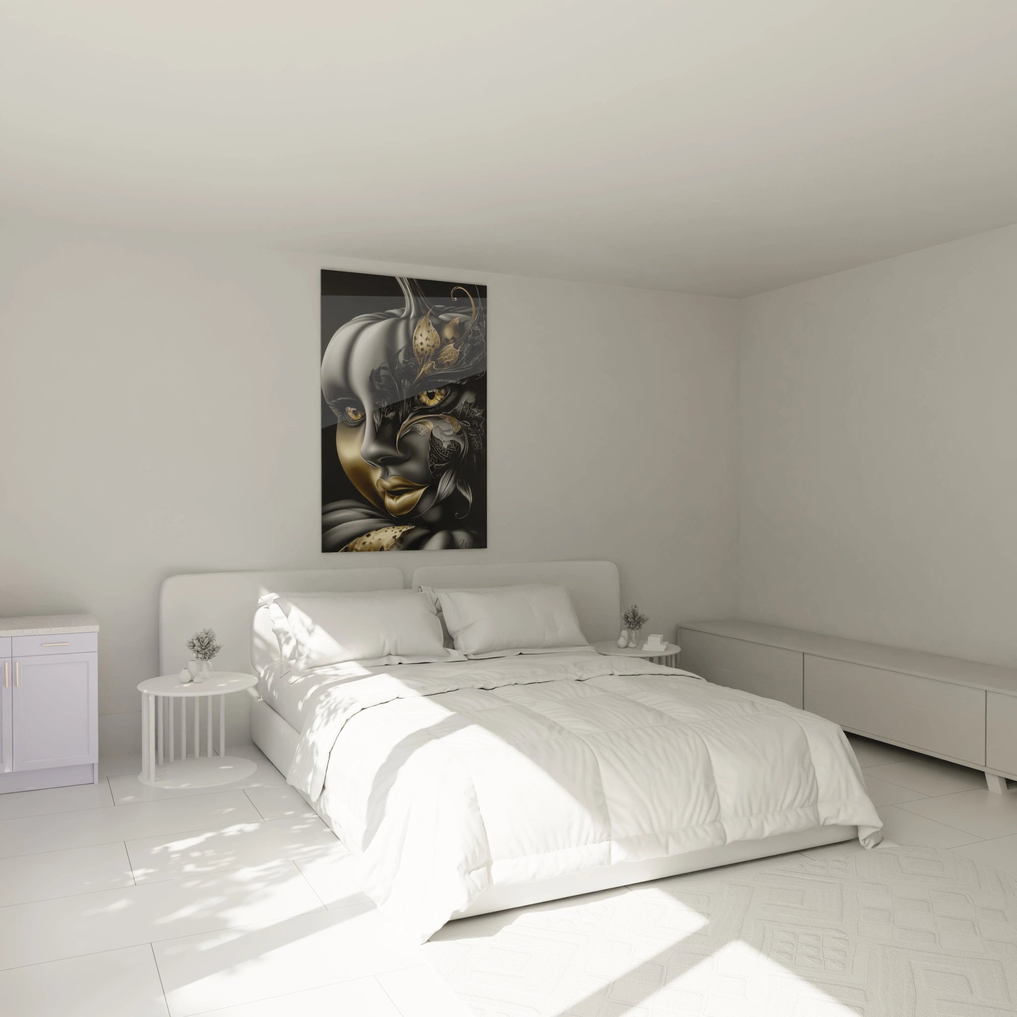 Walensky tableau masque halloween mural dans une chambre blanche minimaliste visage masqué noir et or au dessus du lit