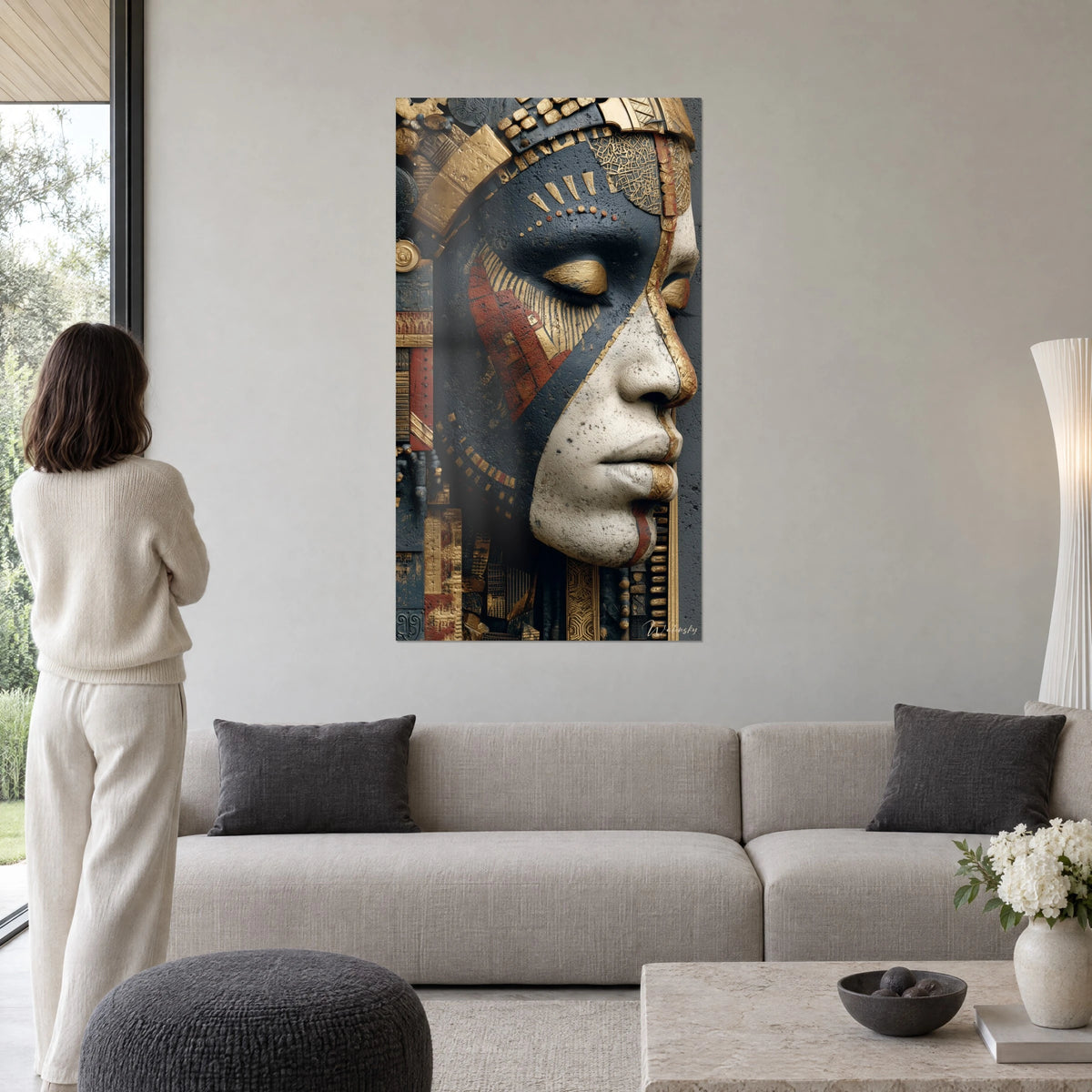 Cuadro de perfil con los párpados cerrados, pintado en azul noche, ocre rojo y oro, mujer de espaldas sobre un sofá en un salón luminoso