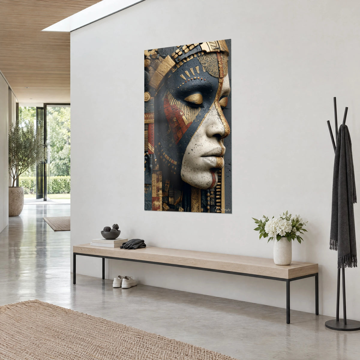 Cuadro máscara tribal tallada, mejilla negra, nariz crema moteada y labios dorados, vista de tres cuartos en un pasillo claro